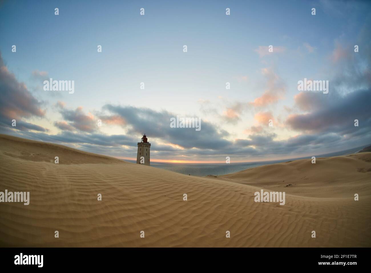Grande faro su grandi dune di sabbia Foto Stock