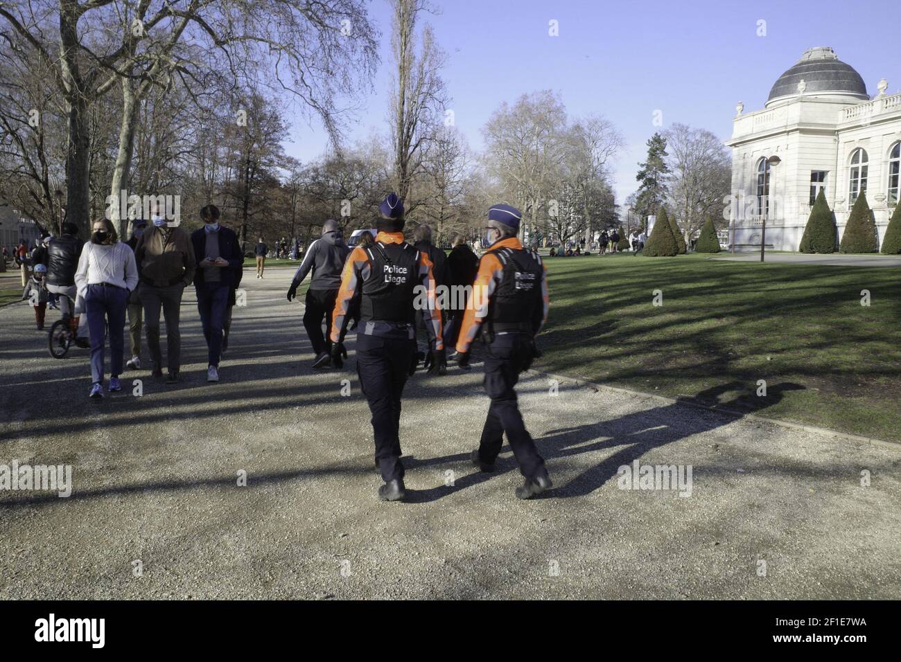 Ufficiali di polizia in una giornata di sole al Parc de la Boverie a Liegi, Belgio, il 7 marzo 2021. A causa delle riunioni giovanili degli ultimi giorni e per motivi di salute e sicurezza, La polizia di Liegi applicherà il limite della presenza nel parco del Boverie a 700 persone e chiuderà il parco alle 19. Il comitato consultivo del governo ha deciso di estendere il numero di gruppi esterni a dieci persone a partire dall'8 marzo. Foto di Philippe Bourguet / BePress/ABACAPRESS.COM Foto Stock