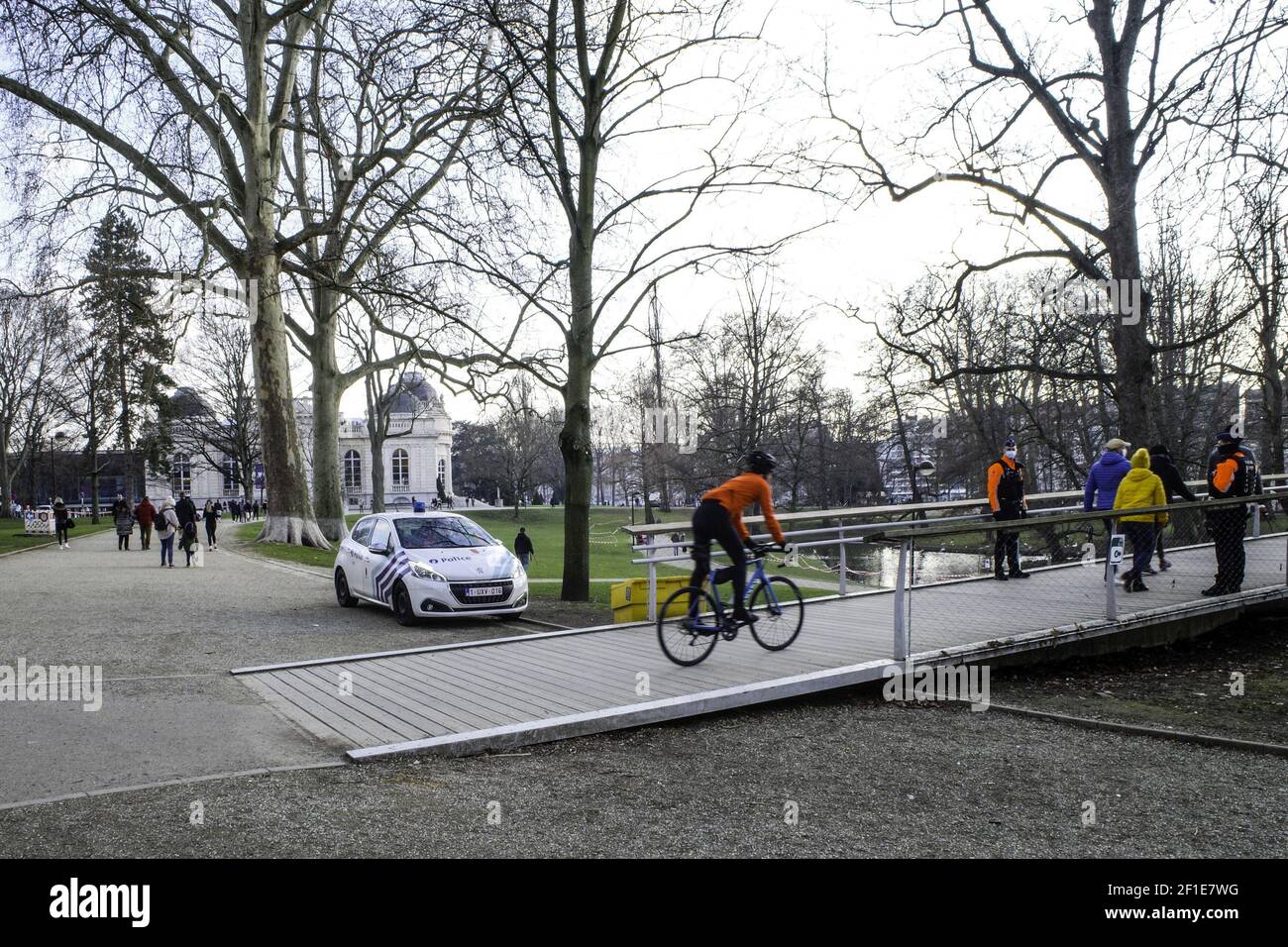 Ufficiali di polizia in una giornata di sole al Parc de la Boverie a Liegi, Belgio, il 7 marzo 2021. A causa delle riunioni giovanili degli ultimi giorni e per motivi di salute e sicurezza, La polizia di Liegi applicherà il limite della presenza nel parco del Boverie a 700 persone e chiuderà il parco alle 19. Il comitato consultivo del governo ha deciso di estendere il numero di gruppi esterni a dieci persone a partire dall'8 marzo. Foto di Philippe Bourguet / BePress/ABACAPRESS.COM Foto Stock