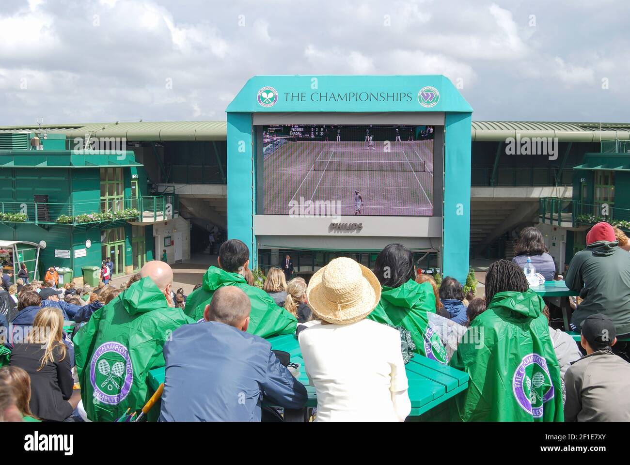 Gli spettatori a guardare il tennis su Henman Hill, ai campionati di Wimbledon, Merton Borough, Greater London, England, Regno Unito Foto Stock