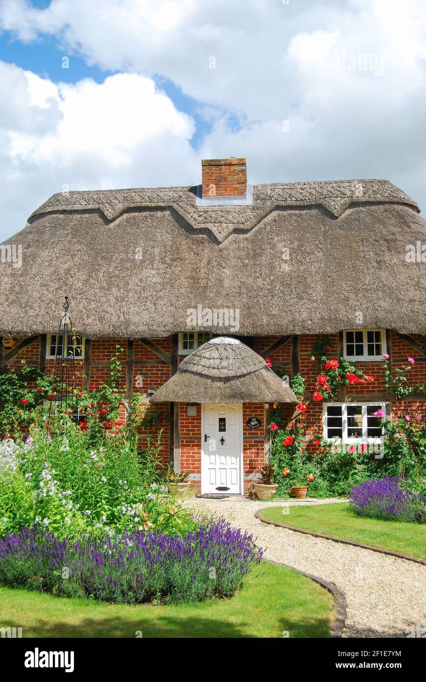 Con il tetto di paglia cottage di campagna e giardino, Itchen Stoke, Hampshire, Inghilterra, Regno Unito Foto Stock