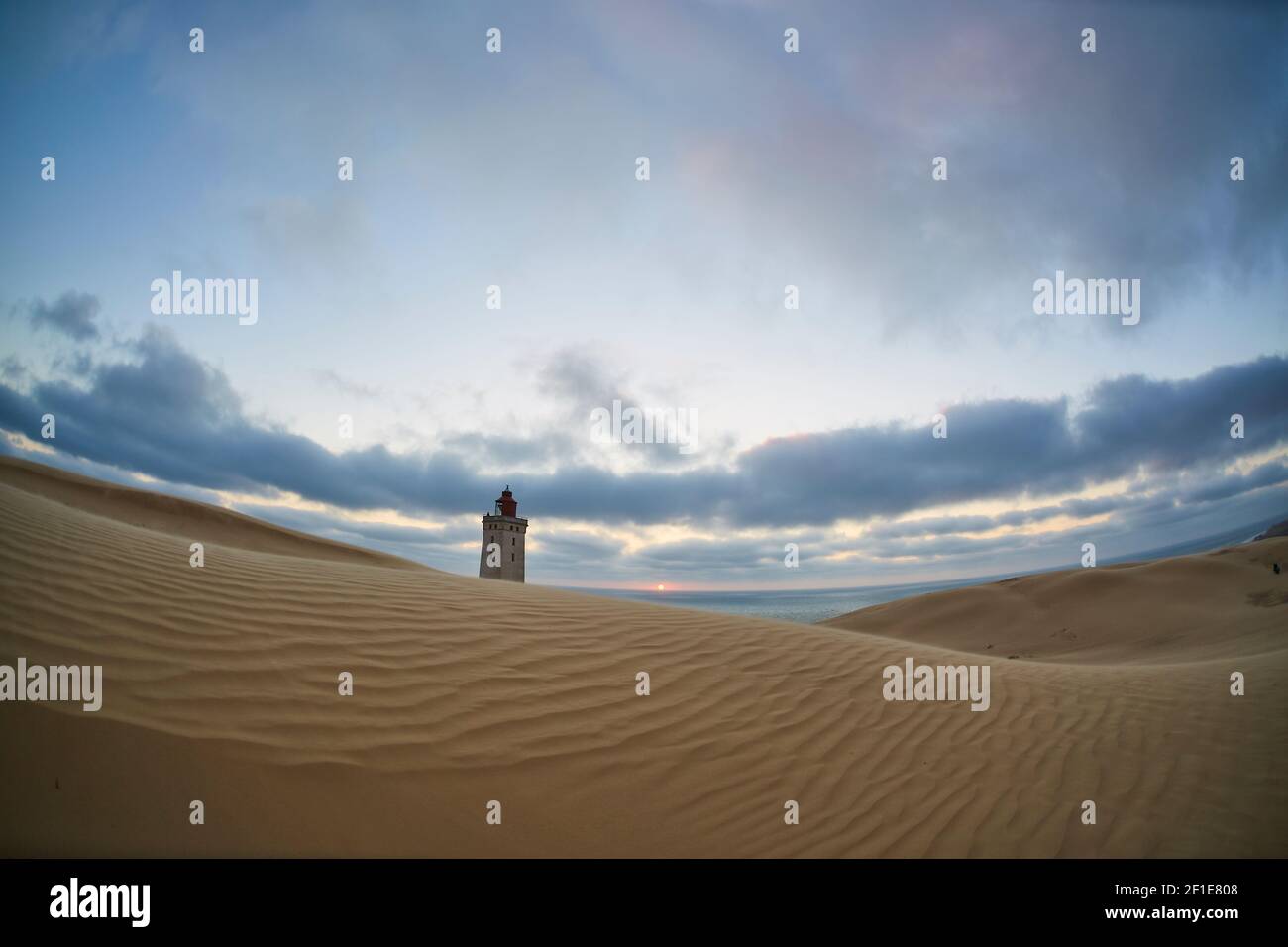 Faro su grandi dune di sabbia Foto Stock