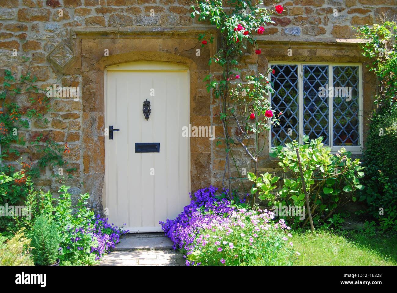 Cotswolds cottage in pietra porta, grande Tew, Oxfordshire, England, Regno Unito Foto Stock