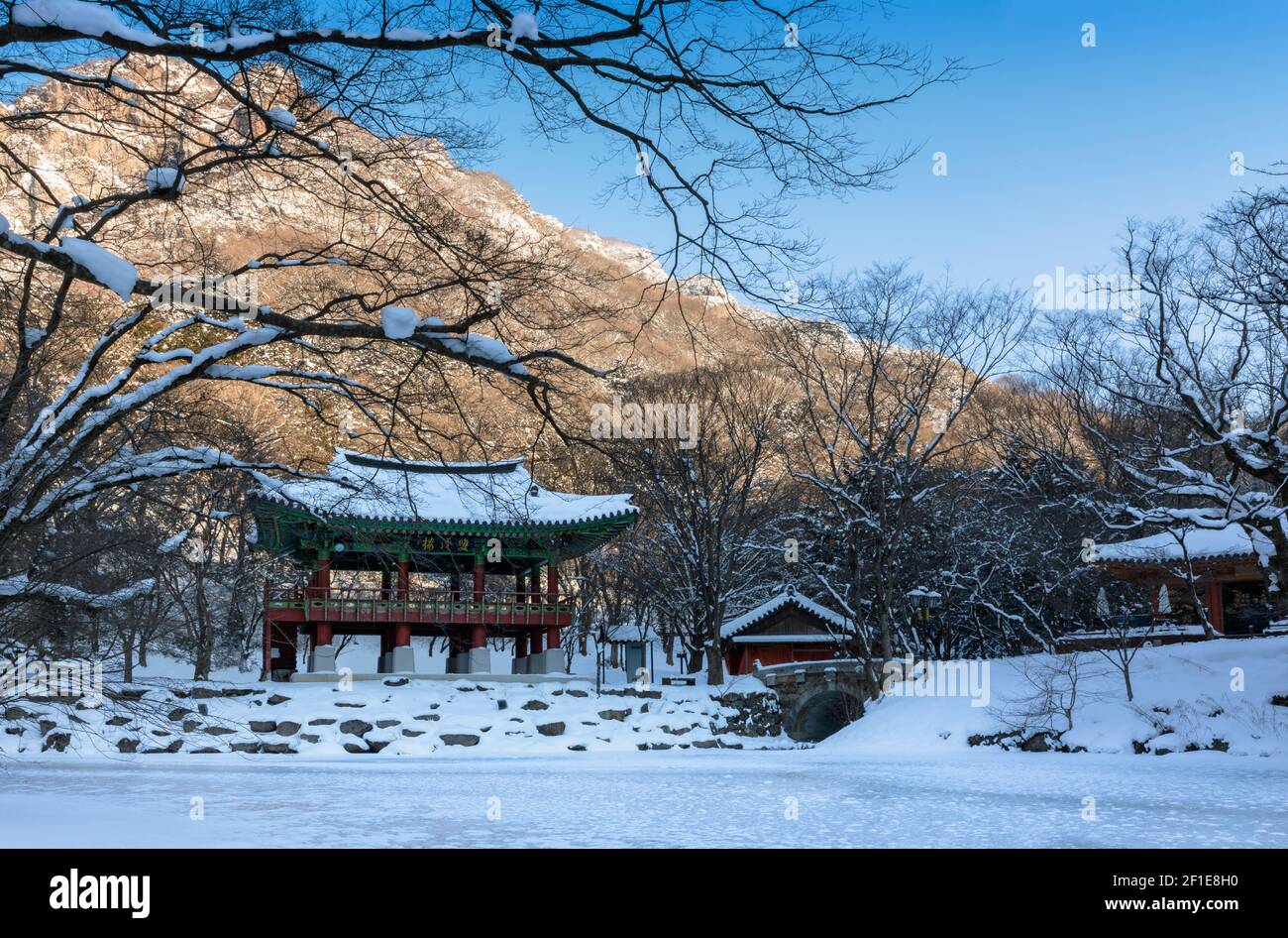 Tempio di Baekyangsa, la mattina di Naejangsan coperto di neve, paesaggio invernale in Corea. Foto Stock