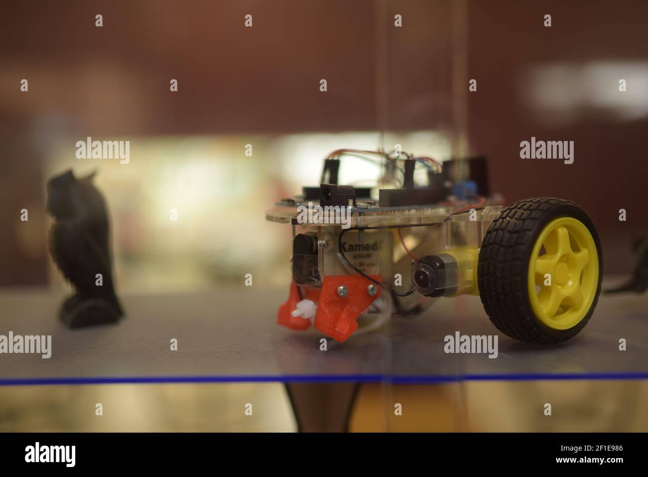 Prototipo di un giocattolo robot fatto in casa con Foto Stock