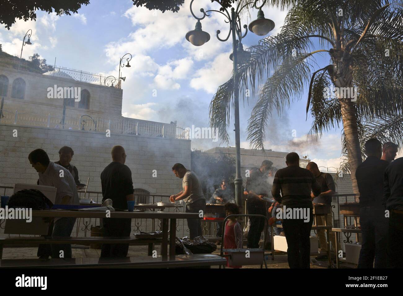 Uomini all'aperto nel villaggio di Druze, Galilea, Israele Foto Stock