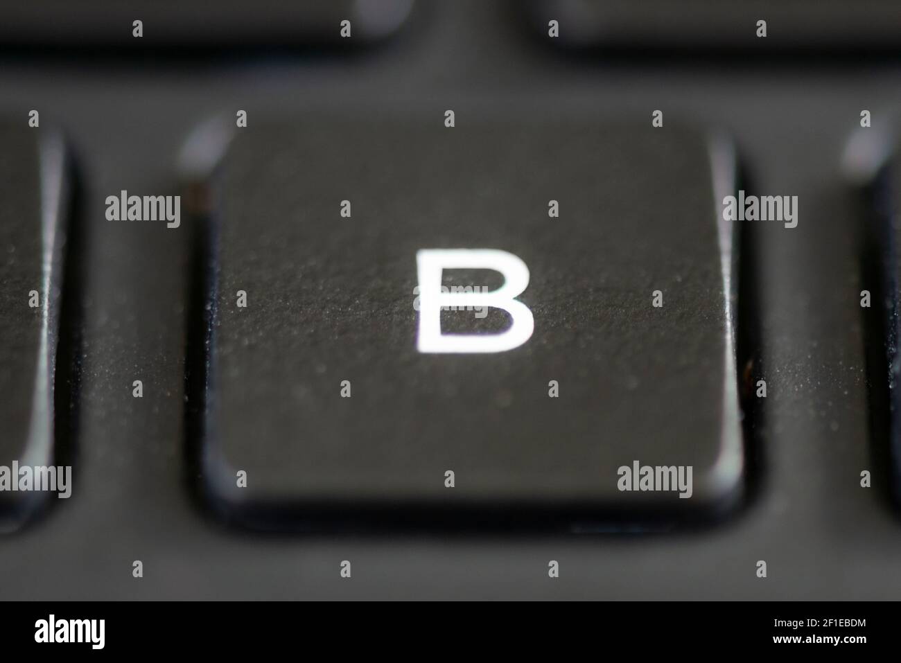 Tasto B sulla tastiera di un computer portatile Foto stock - Alamy