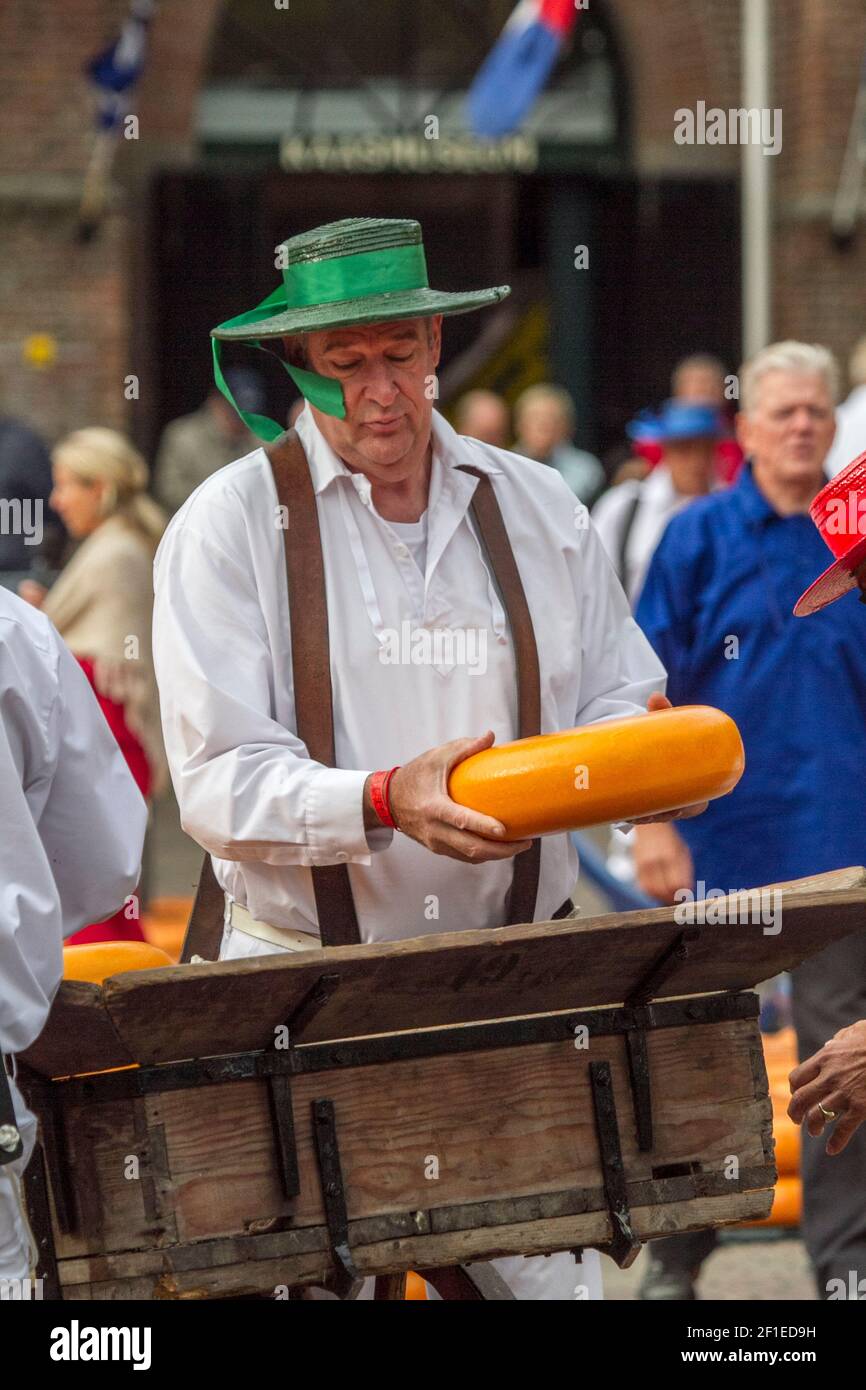 Venditori di formaggi in costume tradizionale presso l'Alkmaar Cheese Market, Paesi Bassi Foto Stock