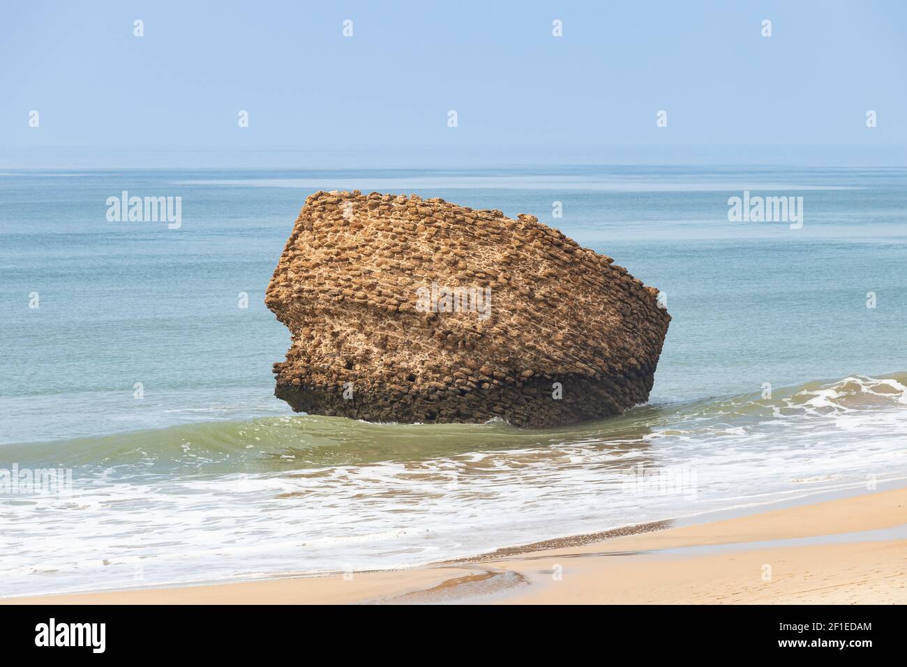 Spiaggia di Matalascañas o Torre de la Higuera in provincia di huelva, Andalusia, Spagna. Fondazioni della torre di guardia, che sono rovesciati sulla riva Foto Stock