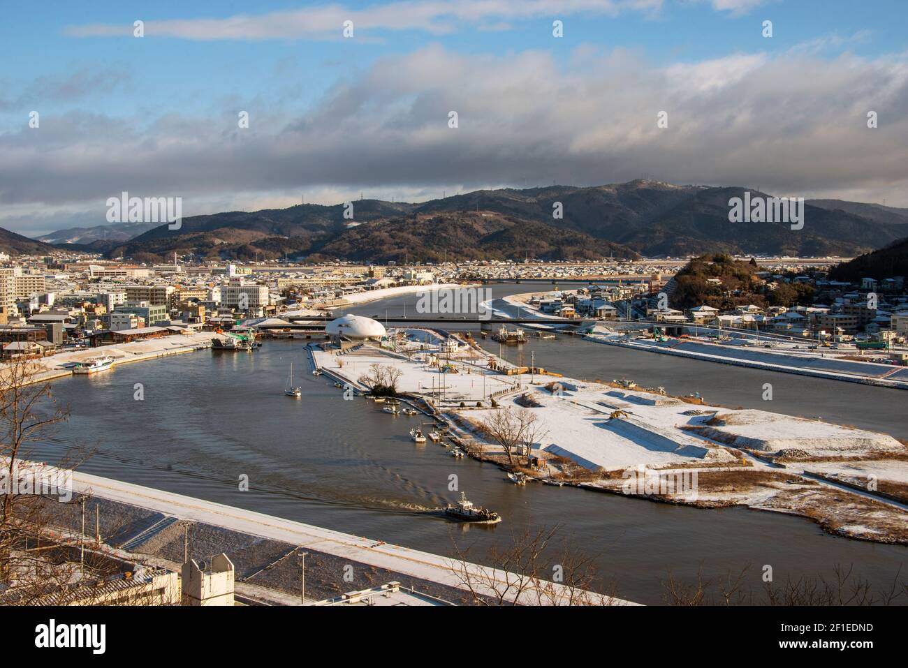 Mostra fotografica del centro di Ishinomaki dal Monte Hiyoriyama, Ishinomaki City, Prefettura di Miyagi, Giappone, il 17 febbraio 2021. Il 11 marzo 2021 ricorre il decimo anniversario del terremoto e dello tsunami che hanno devastato l'intera regione, portando oltre 18,000 vite umane e cancellando centinaia di migliaia di case e aziende. Fotografo: Robert Gilhooly Foto Stock