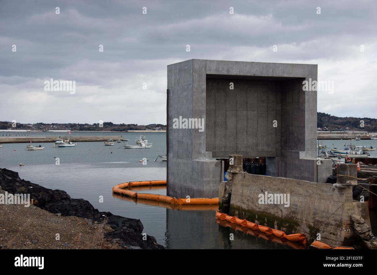 La foto mostra le vecchie difese marine accanto a quelle nuove attualmente in costruzione nei pressi dell'ex Koyo High School, che ora fa parte del museo commemorativo del terremoto e dello tsunami del marzo 2011, a Kesennuma, Prefettura di Miyagi, Giappone, il 19 febbraio 2021. Il 11 marzo 2021 ricorre il decimo anniversario del terremoto e dello tsunami che hanno devastato l'intera regione, portando oltre 18,000 vite umane e cancellando centinaia di migliaia di case, aziende, uffici pubblici e scuole. Fotografo: Robert Gilhooly Foto Stock