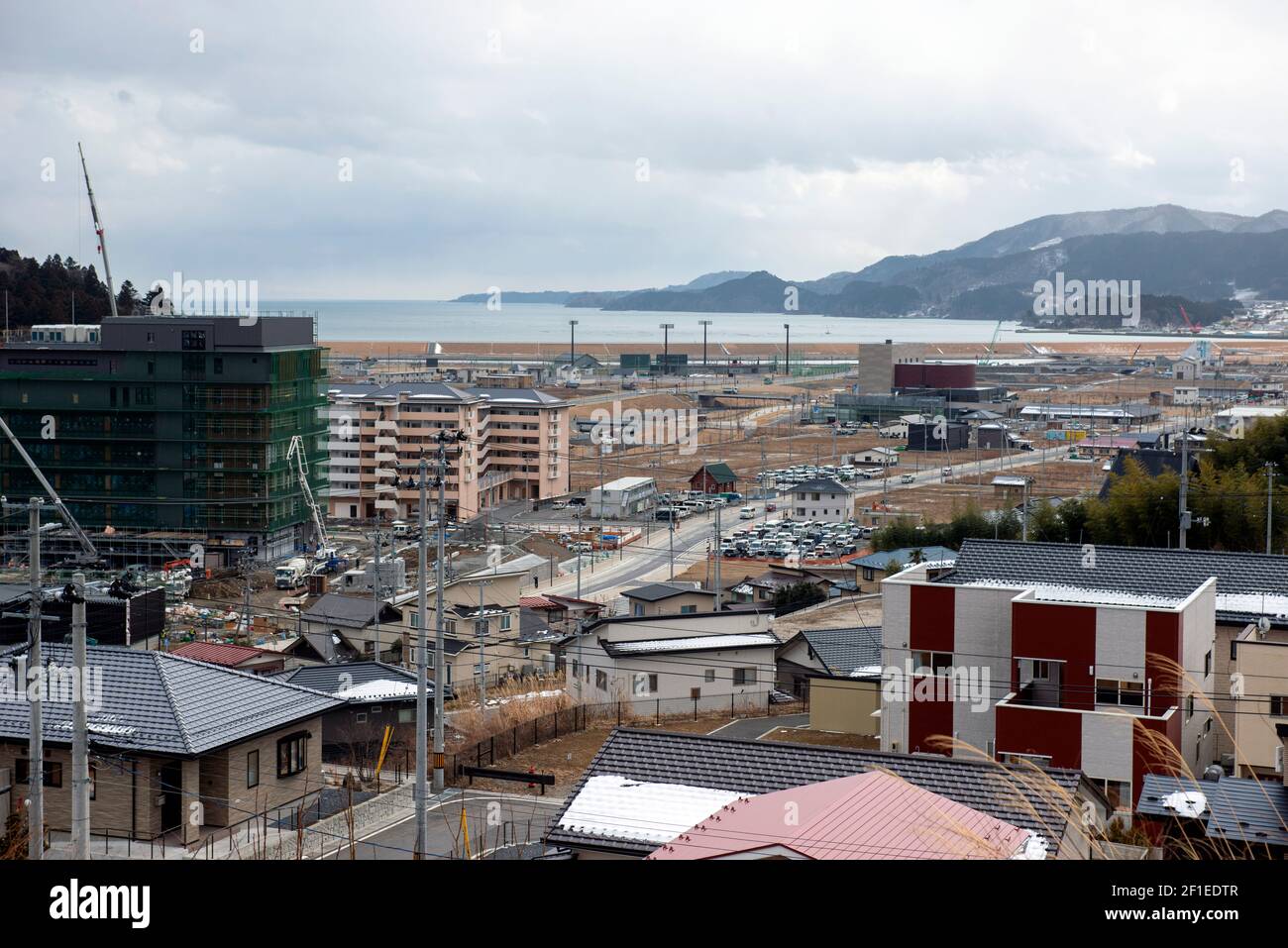 La foto mostra alcune delle case e dei blocchi di appartamenti di recente costruzione che hanno iniziato a comparire a Rikuzentakata, Prefettura di Iwate, Giappone il 19 febbraio 2021. Il 11 marzo 2021 ricorre il decimo anniversario del terremoto e dello tsunami che hanno devastato l'intera regione, portando oltre 18,000 vite umane e cancellando centinaia di migliaia di case, aziende, uffici pubblici e scuole. Fotografo: Robert Gilhooly Foto Stock