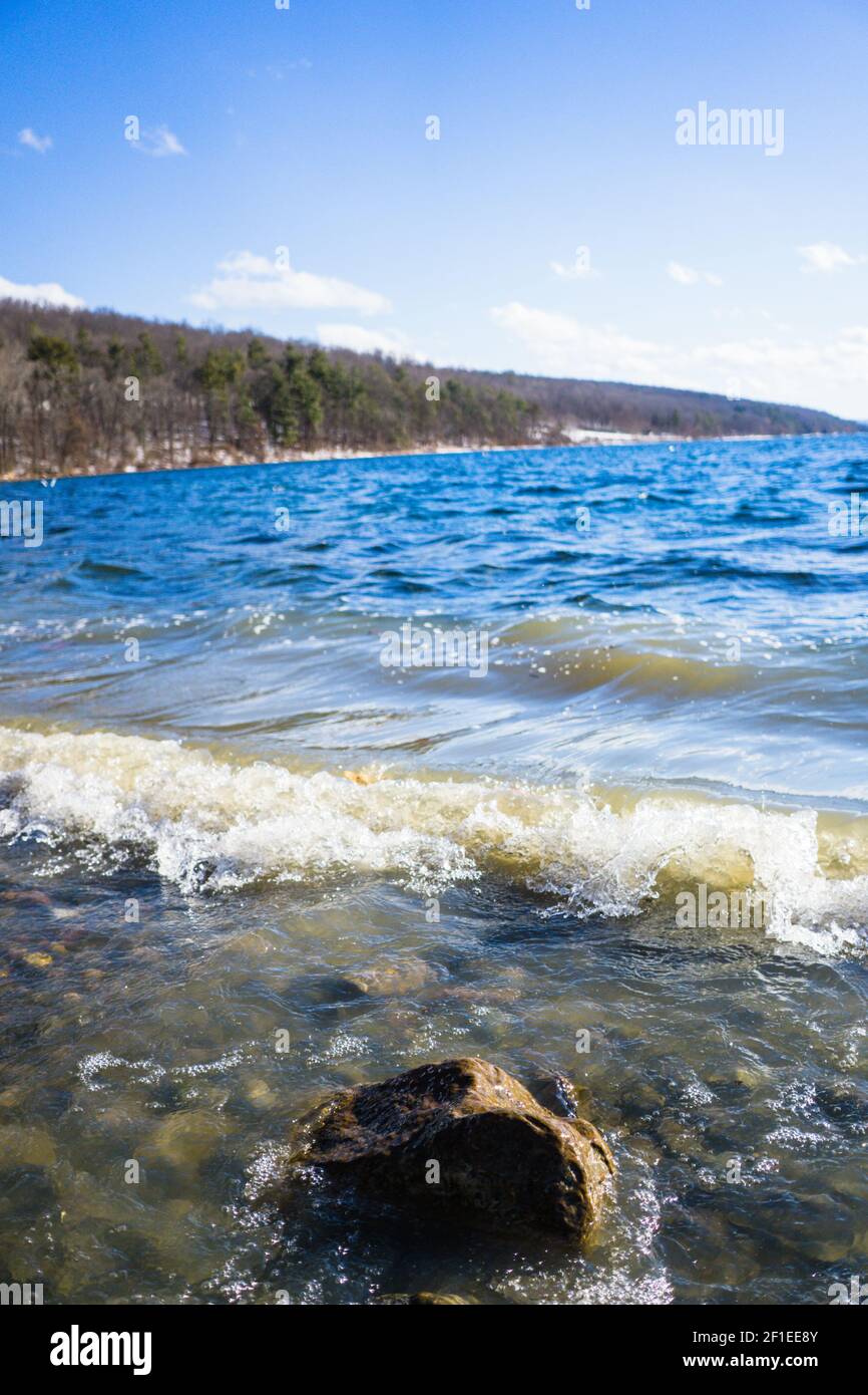 Onde sulla riva del lago Foto Stock