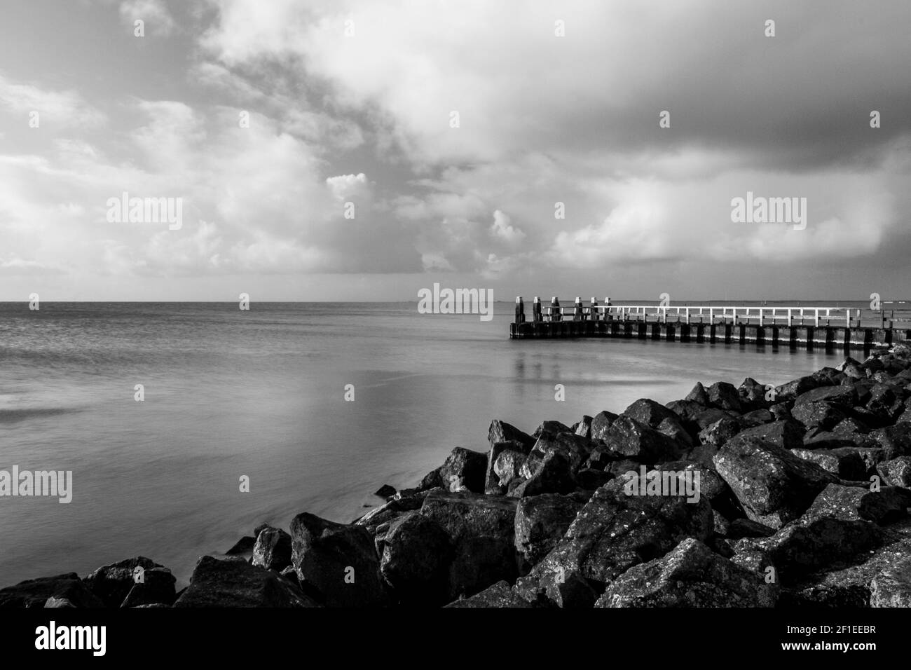 Afsluitdijk, una diga che separa il Mare del Nord dal lago Ijsselmeer. Vista dal ponte a Breezanddijk, un'isola artificiale creata dalla costruzione del Foto Stock