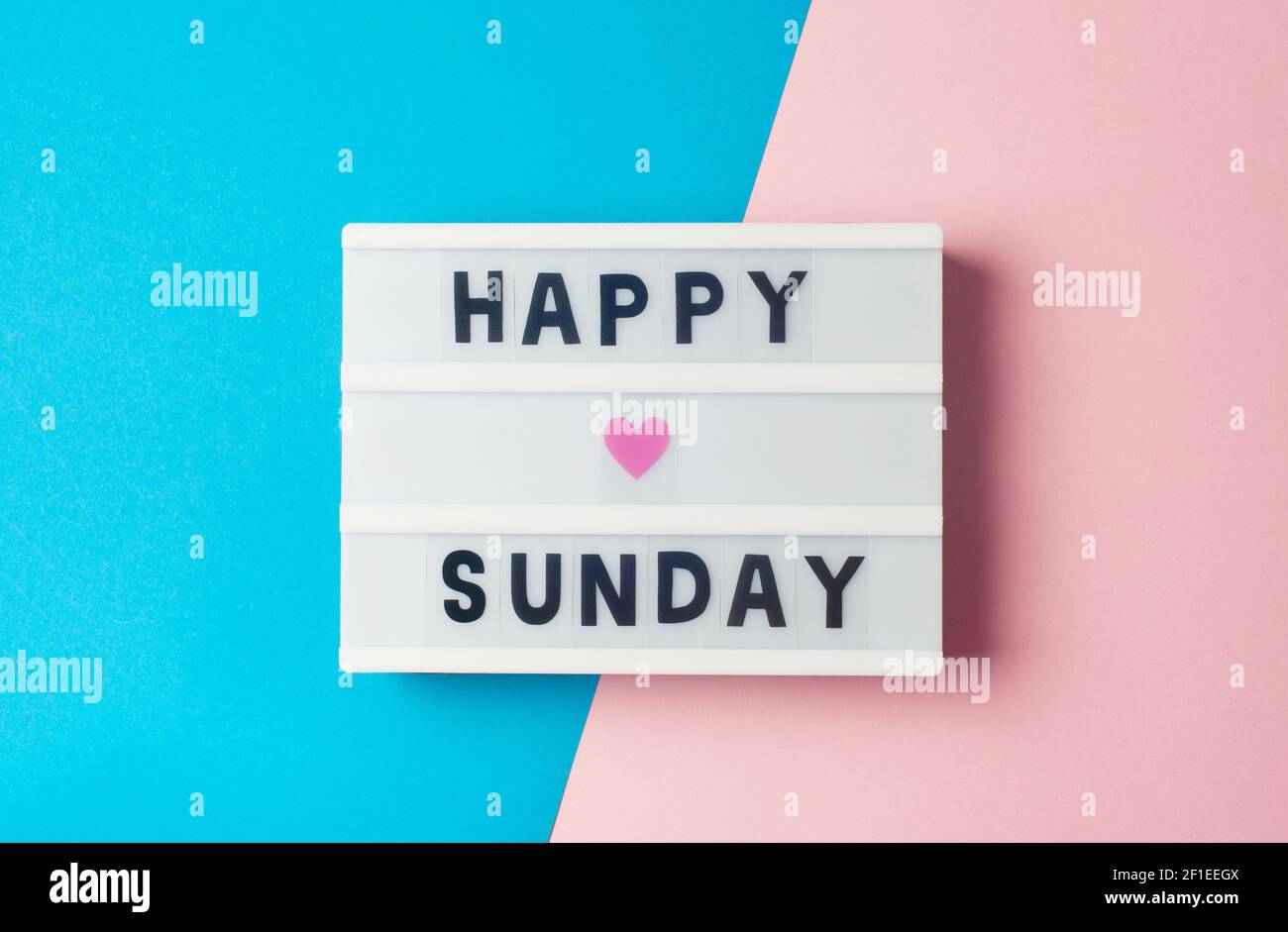 Happy Sunday - testo sul display luminoso su sfondo blu e rosa. Foto Stock