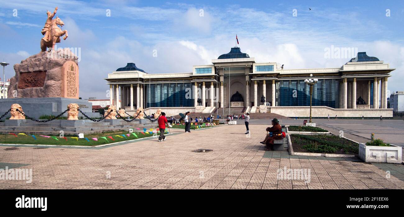 ULAANBAATAR, MONGOLIA - 28 LUGLIO 2010: Statua dell'eroe rivoluzionario mongolo Sukhbaatar e palazzo di governo in Piazza Sukhbaatar - Ulaanbaatar Foto Stock