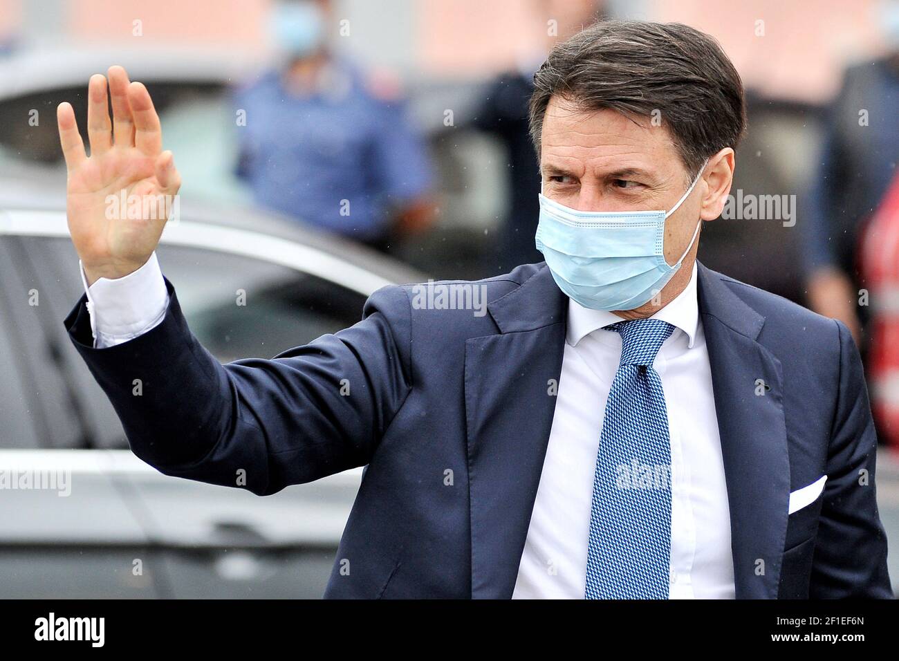 Giuseppe Conte Presidente del Consiglio dei Ministri della Repubblica Italiana indossando una maschera anti-coronavirus, incontrando i cittadini della città Foto Stock