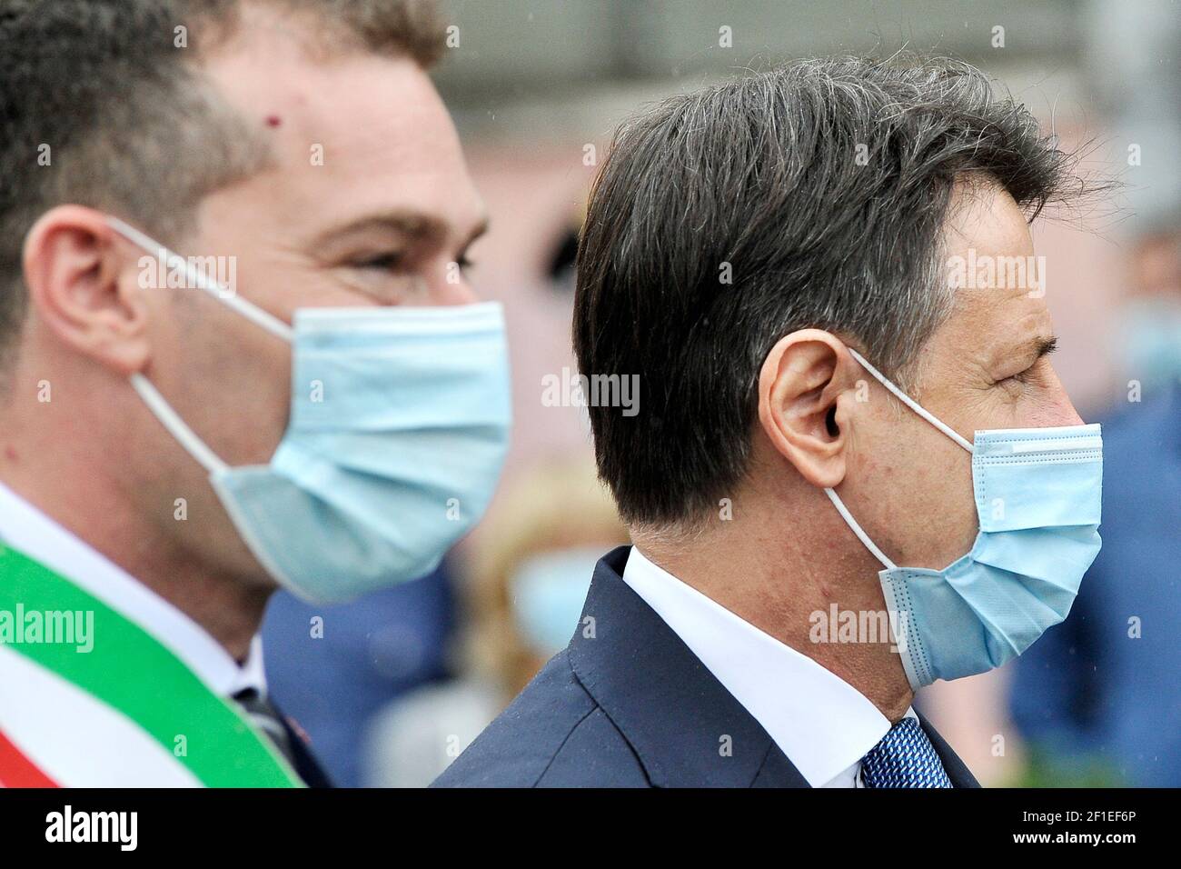 Giuseppe Conte Presidente del Consiglio dei Ministri della Repubblica Italiana con maschera anti-coronavirus, durante una visita al 'Francesco Gesuè' Foto Stock