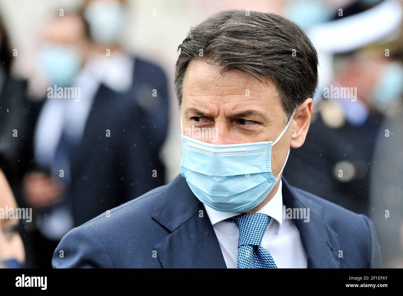 Giuseppe Conte Presidente del Consiglio dei Ministri della Repubblica Italiana con maschera anti-coronavirus, durante una visita al 'Francesco Gesuè' Foto Stock