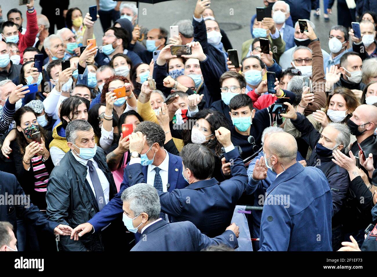 Giuseppe Conte Presidente del Consiglio dei Ministri della Repubblica Italiana indossando una maschera anti-coronavirus, incontrando i cittadini della città Foto Stock