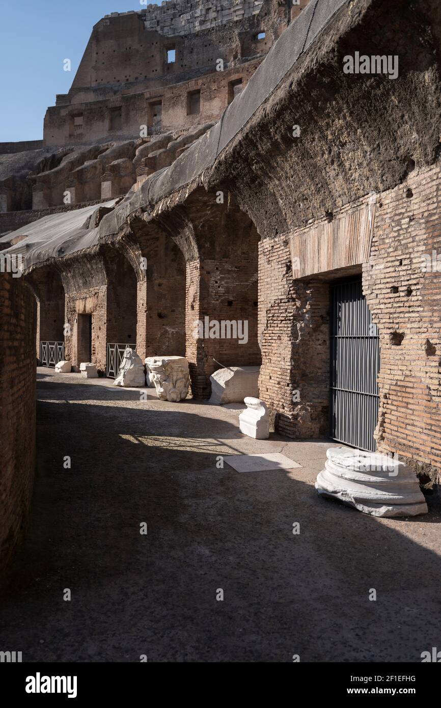 Svuotare il Colosseo durante i periodi di covid Foto Stock