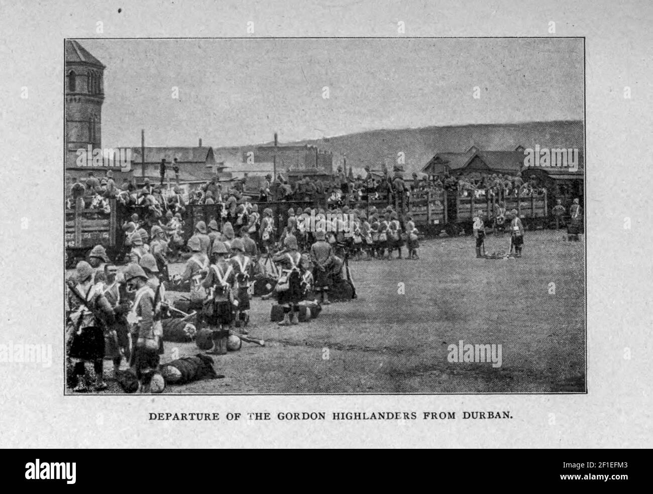 Partenza degli altipiani Gordon da Durban dal libro ' Boer and Brittisher in Sudafrica; Una storia della guerra boera-britannica e delle guerre per il Sud Africa Unito, insieme alle biografie dei grandi uomini che hanno fatto la storia del Sud Africa ' da Neville, John Ormond pubblicato da Thompson & Thomas, Chicago, USA nel 1900 Foto Stock