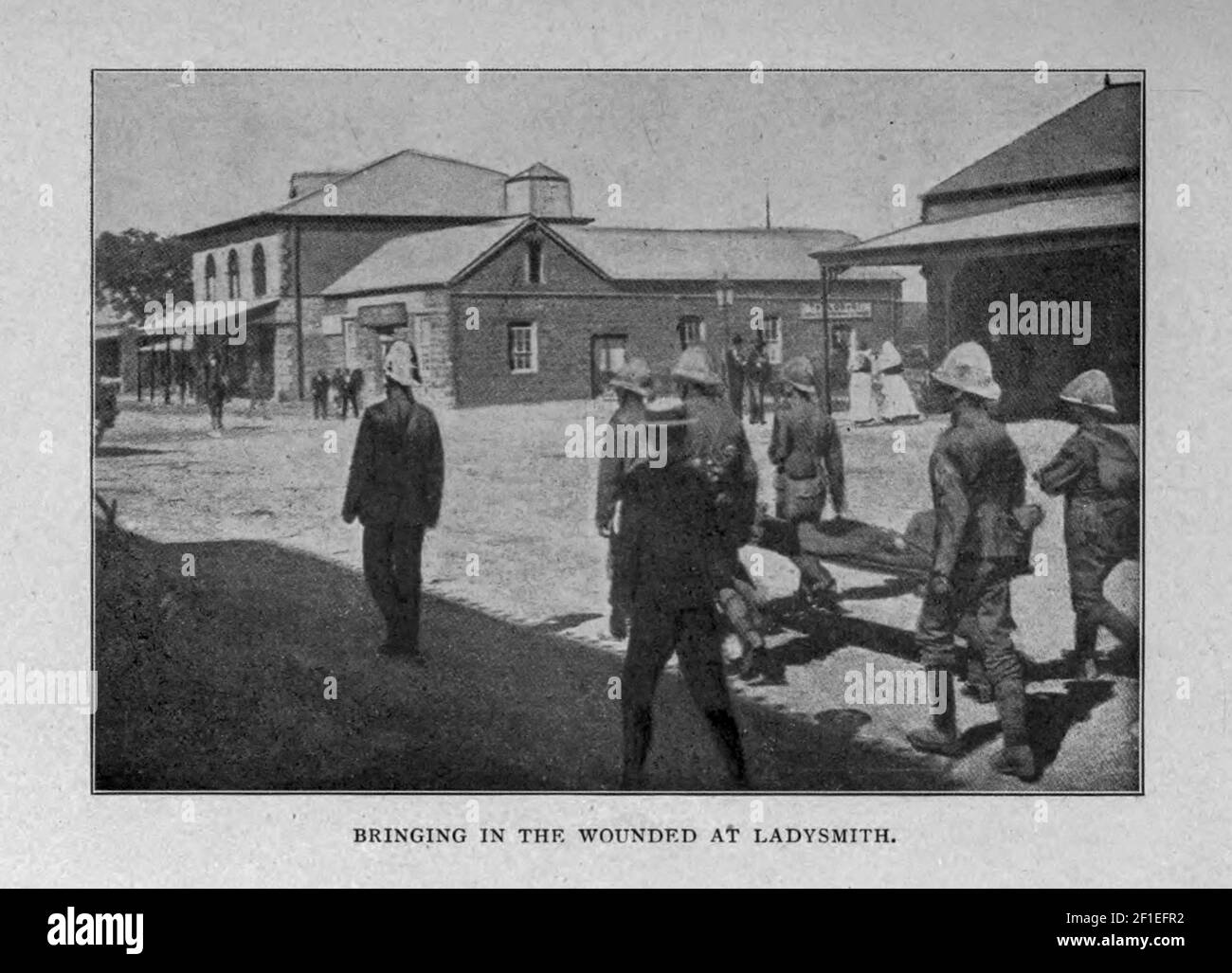 Portare i feriti a Ladysmith, Natal, dal libro ' Boer and Britisher in Sudafrica; Una storia della guerra boera-britannica e delle guerre per il Sud Africa Unito, insieme alle biografie dei grandi uomini che hanno fatto la storia del Sud Africa ' da Neville, John Ormond pubblicato da Thompson & Thomas, Chicago, USA nel 1900 Foto Stock