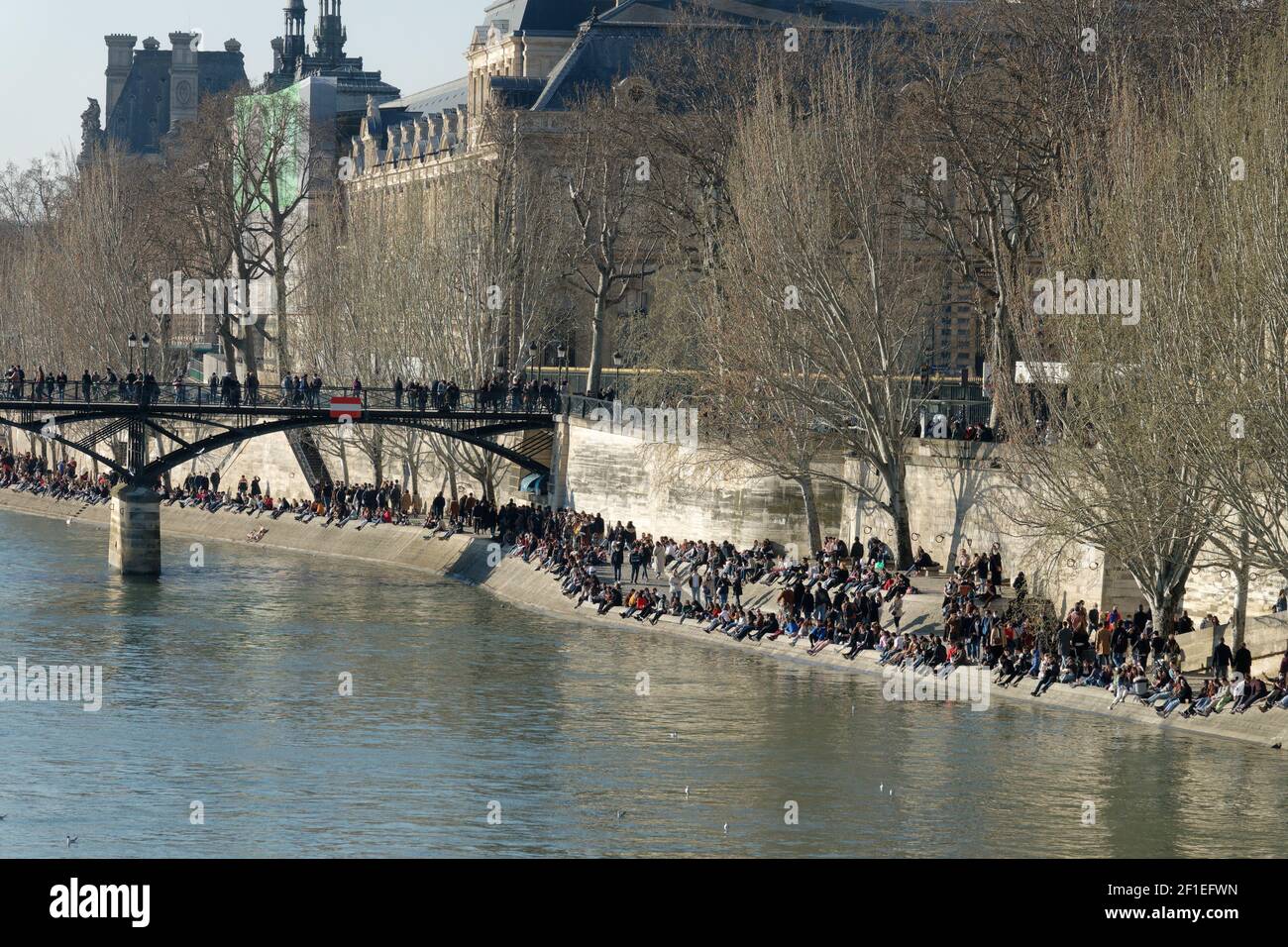 Folle di persone che si godono il tempo soleggiato a Parigi durante Covid-19 pandemia Foto Stock