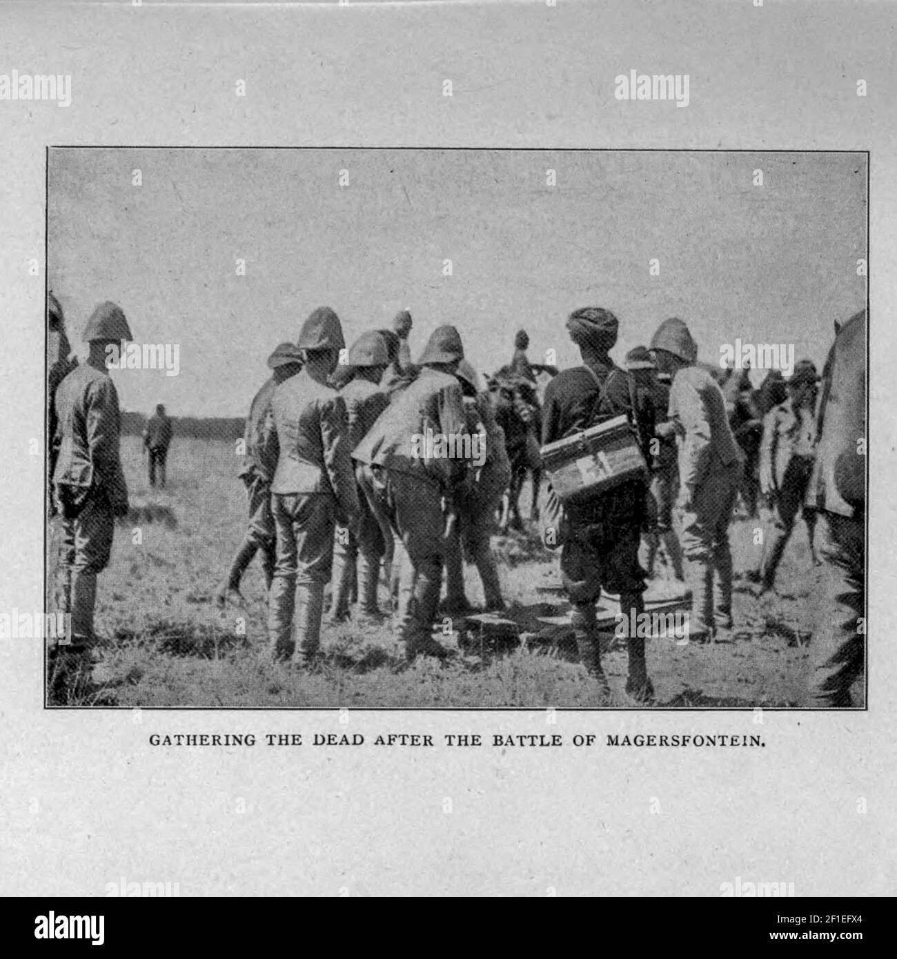Raccogliere i morti dopo la battaglia di Magersfontein (11 dicembre 1899), dal libro ' Boer e Brisher in Sud Africa; Una storia della guerra boera-britannica e delle guerre per il Sud Africa Unito, insieme alle biografie dei grandi uomini che hanno fatto la storia del Sud Africa ' da Neville, John Ormond pubblicato da Thompson & Thomas, Chicago, USA nel 1900 Foto Stock