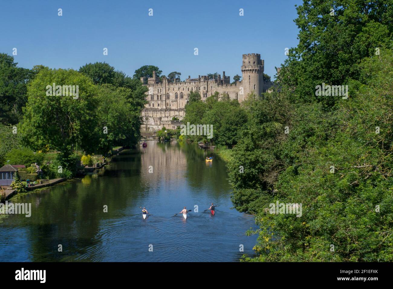 Il Castello di Warwick e il fiume Avon, Warwick Warwickshire, Inghilterra.Il Castello di Warwick è un castello medievale sviluppato a partire da un originale costruita da Guglielmo il Conquistatore Foto Stock