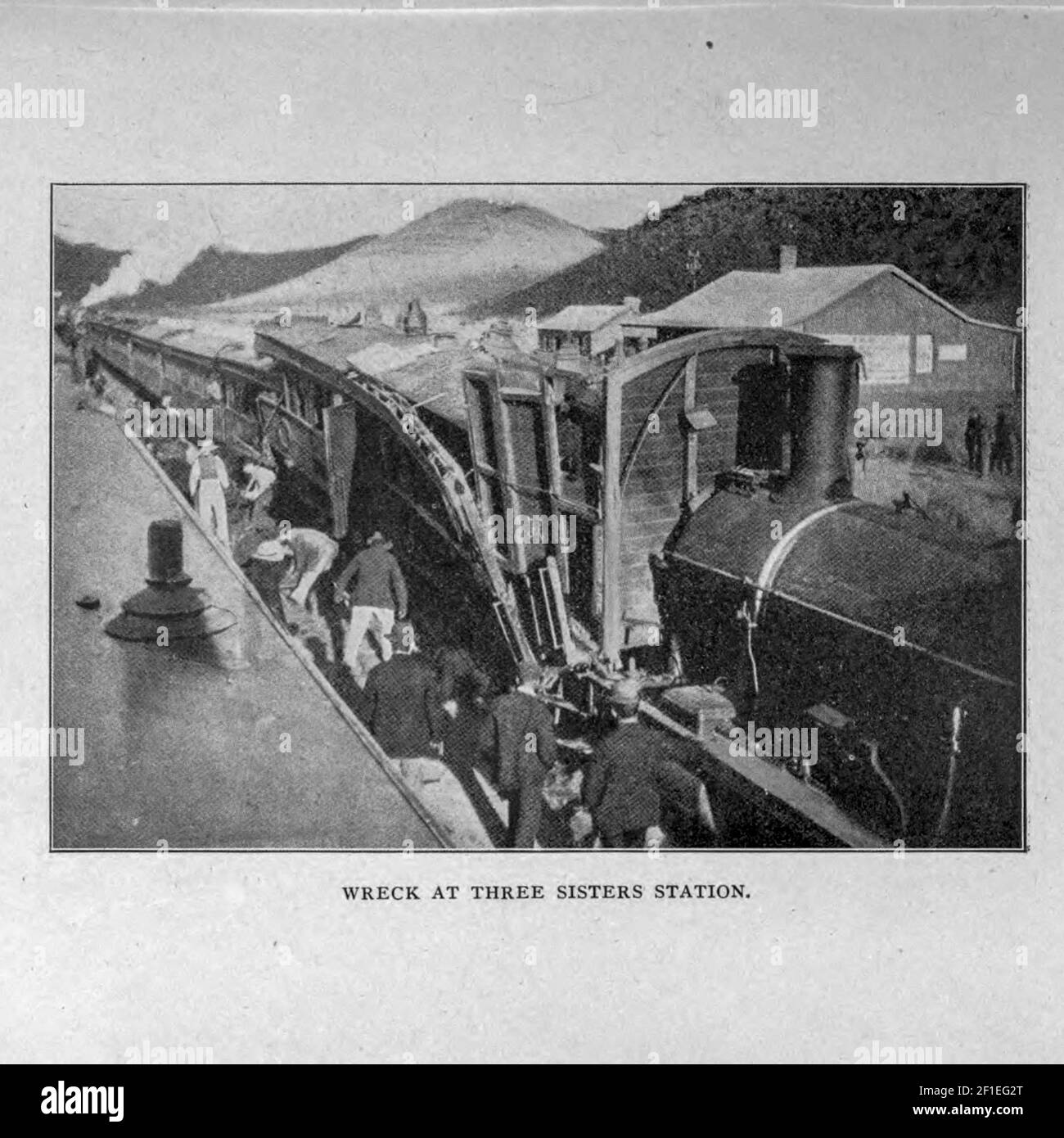 Trenino relitto alla stazione Three Sisters dal libro ' Boer and Bridisher in Sud Africa; Una storia della guerra boera-britannica e delle guerre per il Sud Africa Unito, insieme alle biografie dei grandi uomini che hanno fatto la storia del Sud Africa ' da Neville, John Ormond pubblicato da Thompson & Thomas, Chicago, USA nel 1900 Foto Stock