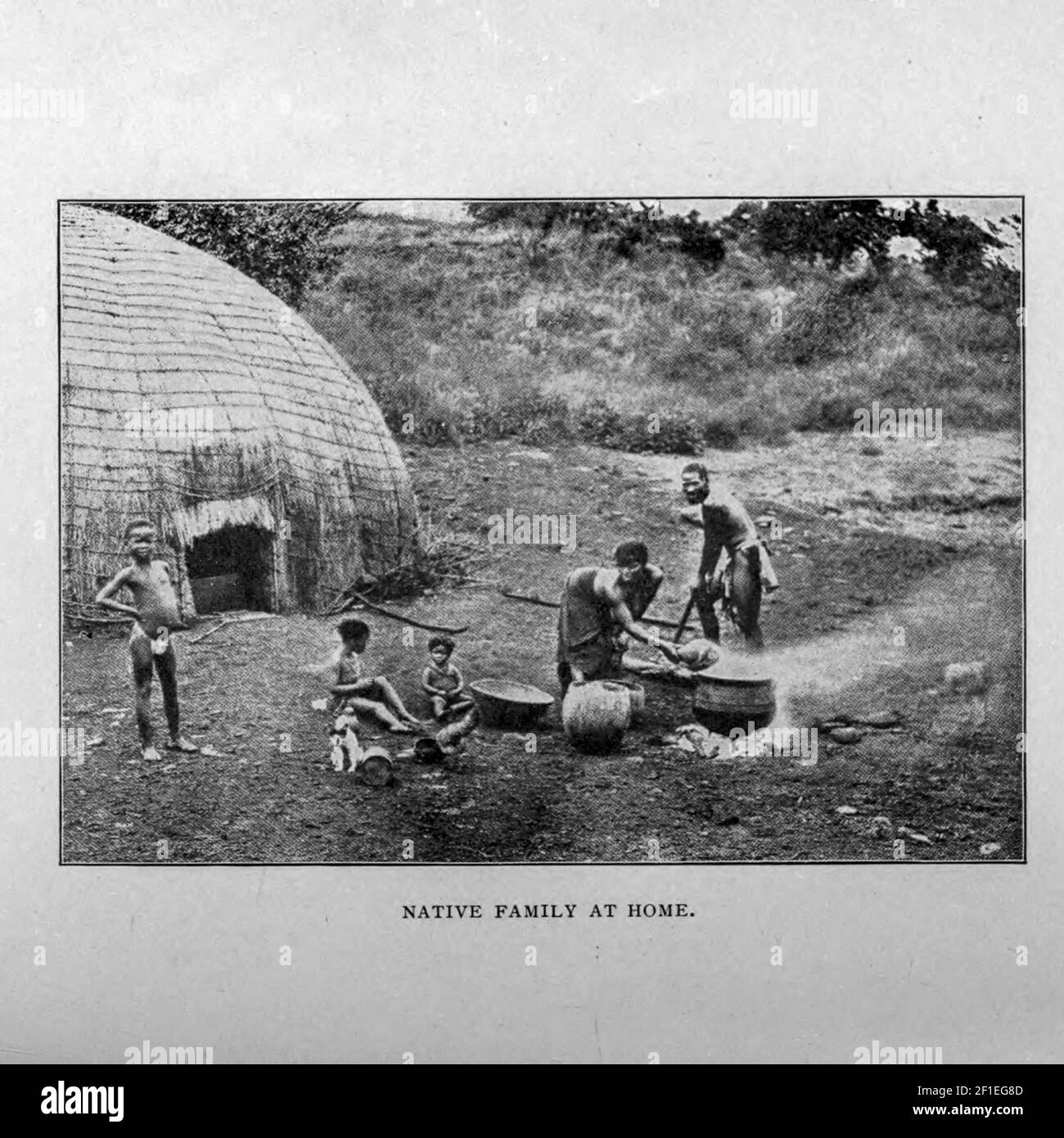 Famiglia nativa a casa dal libro ' Boer and Bridisher in Sud Africa; Una storia della guerra boera-britannica e delle guerre per il Sud Africa Unito, insieme alle biografie dei grandi uomini che hanno fatto la storia del Sud Africa ' da Neville, John Ormond pubblicato da Thompson & Thomas, Chicago, USA nel 1900 Foto Stock