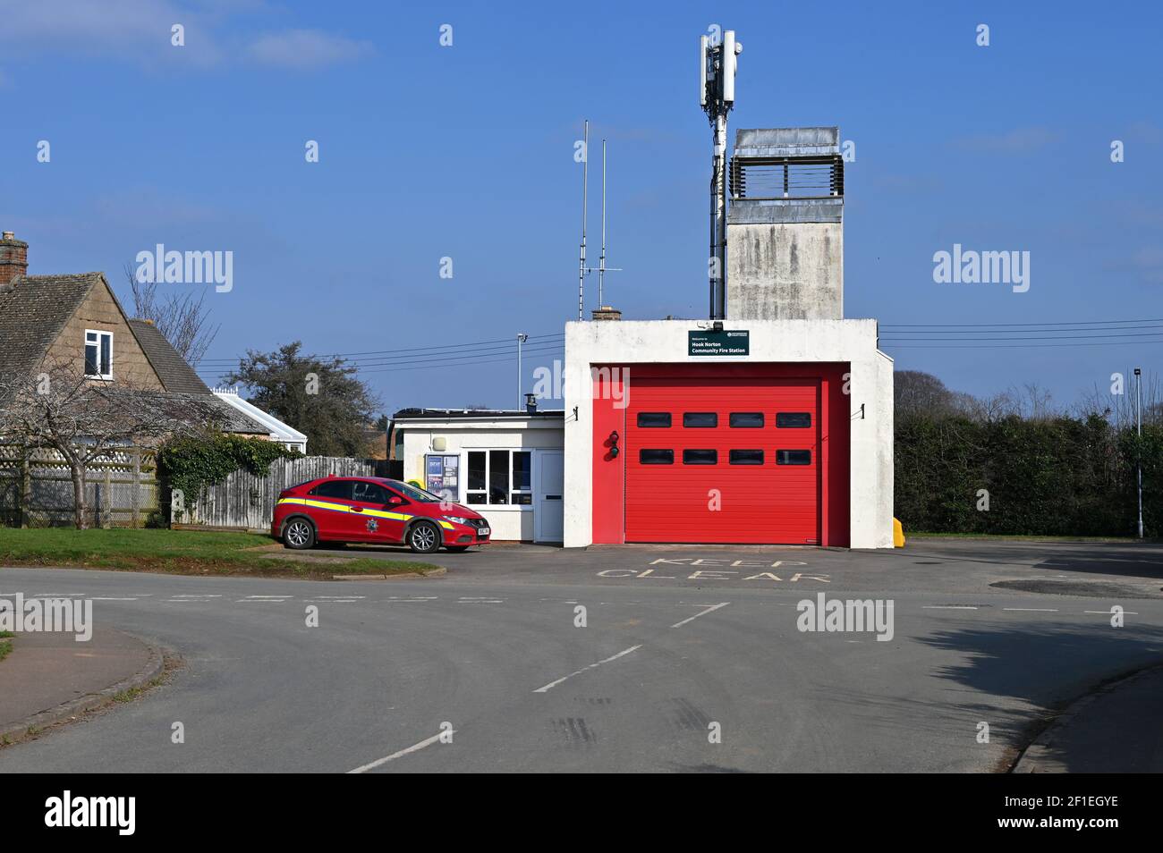 La stazione dei vigili del fuoco della comunità nel villaggio nord di Oxfordshire Hook Norton si trova alla fine della Bourne Foto Stock