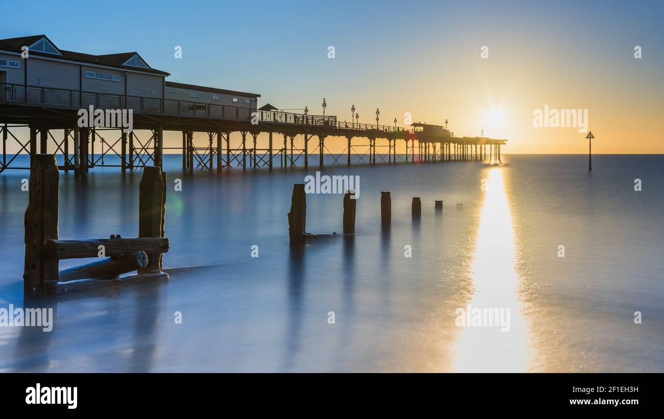 Alba a lungo esposizione del Grand Pier a Teignmouth, Devon, Inghilterra, Europa Foto Stock