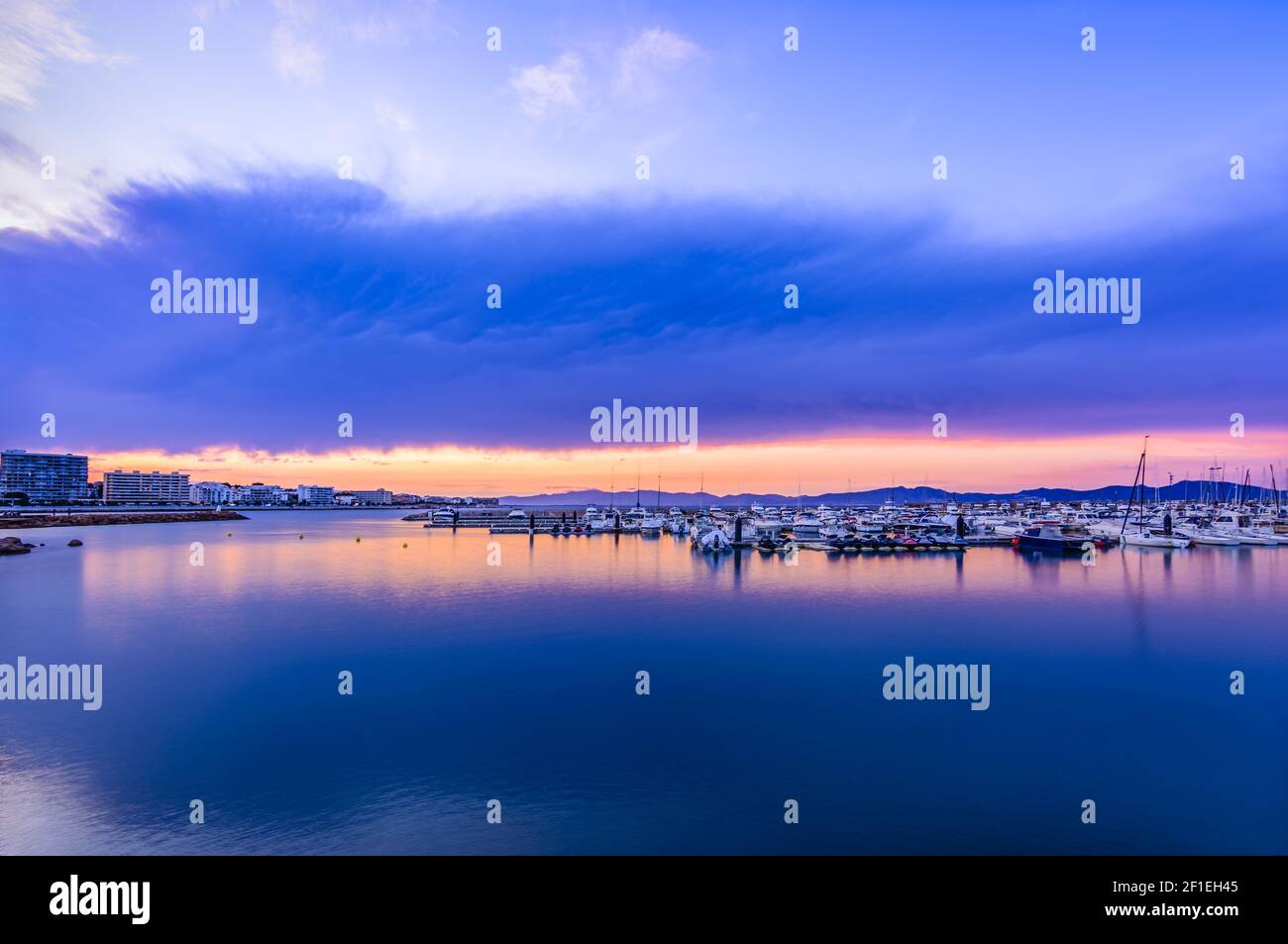 Tramonto in un tranquillo porto di l'Escala, Costa Brava. Foto Stock