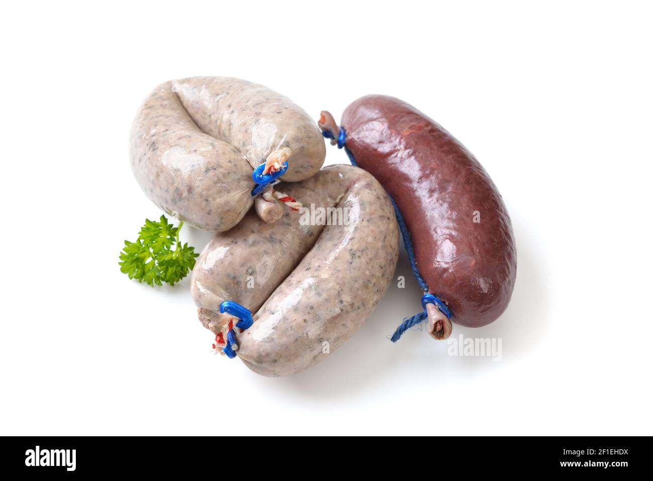 Salsicce fresche di sangue e fegato bavaresi, come quelle utilizzate per i ricchi piatti di carne tedeschi, su sfondo bianco Foto Stock