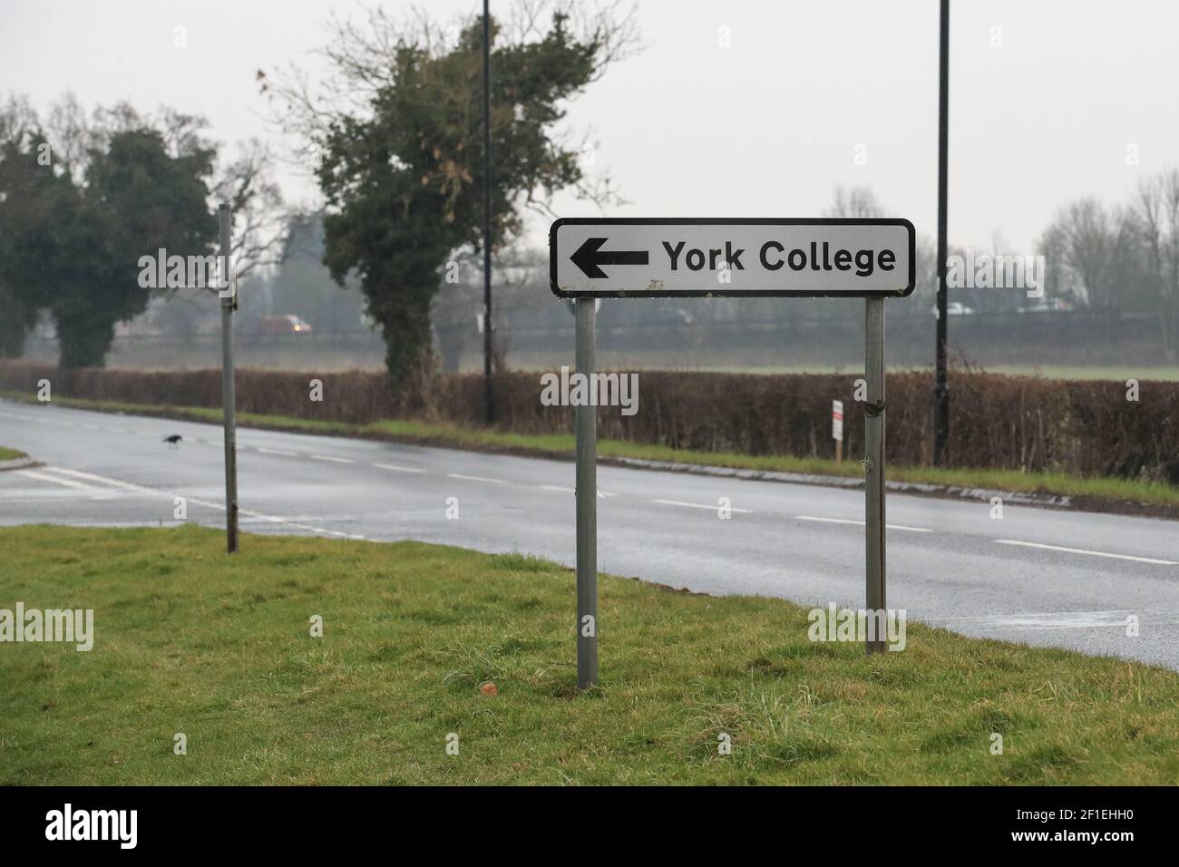 Un cartello stradale che segna l'ingresso allo York Collage la mattina che la tappa uno della roadmap del Regno Unito per rilassare la restrizione Covid e tornare alle normali attività inizia a York, Regno Unito, il 3/8/2021. (Foto di Mark Cosgrove/News Images/Sipa USA) Credit: Sipa USA/Alamy Live News Foto Stock