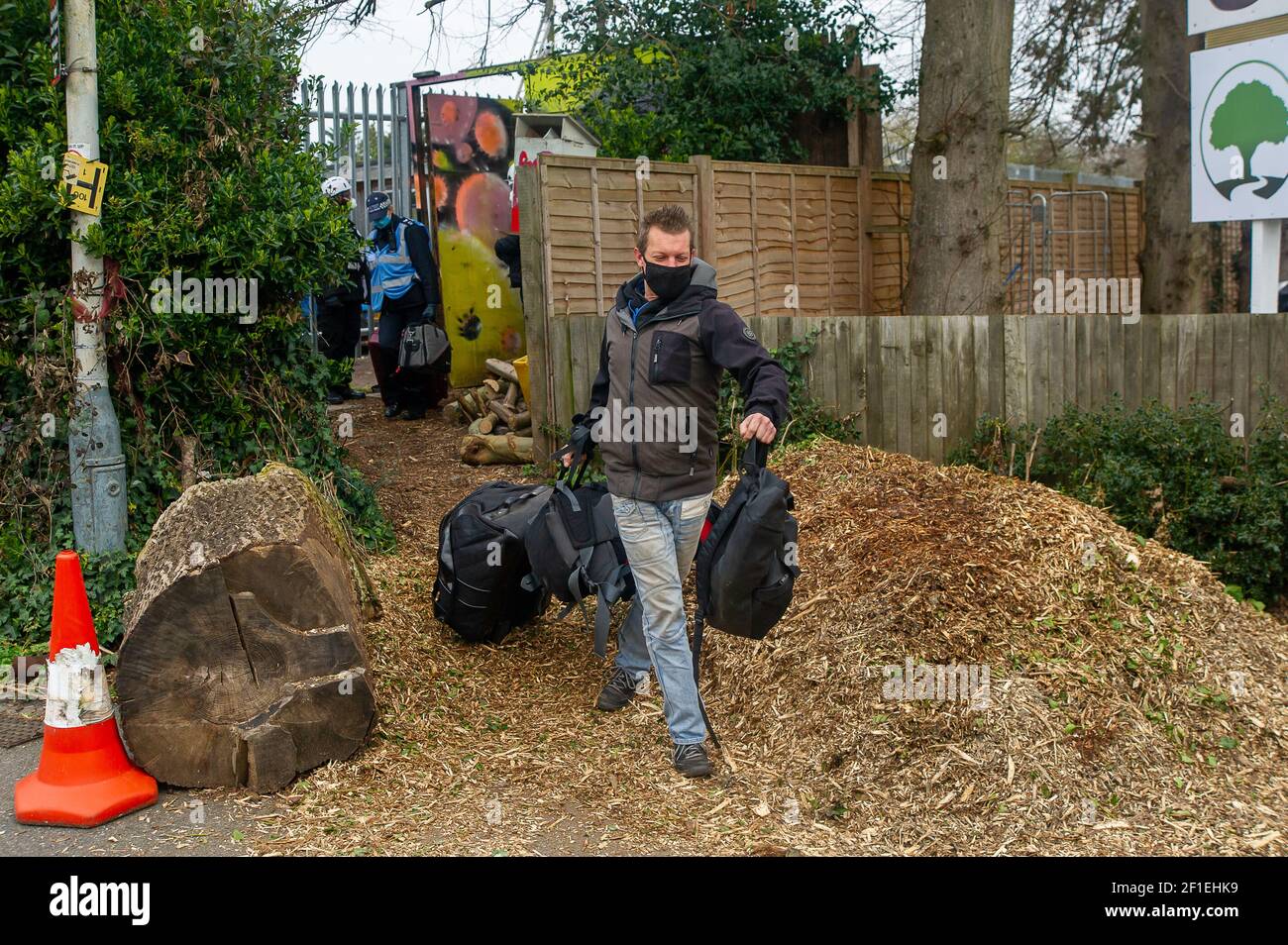 Sipson, Regno Unito. 8 Marzo 2021. Gli agenti dell'Enforcement del National Eviction Team sono arrivati al sito di Grow Heathrow questa mattina e hanno sfracinato circa 15 persone che vi vivono dal 2010. Gli attivisti hanno informato che un funzionario dell'alta Corte non era in loco e che la rete avrebbe violato la direzione pratica del Covid 55C, poiché i residenti anziani e vulnerabili vivevano sul sito. I bailiffs hanno dato ai squadratori nessun preavviso e soltanto due ore affinchè i squadratori rimuovano alcuni dei loro effetti personali. Credit: Maureen McLean/Alamy Live News Foto Stock