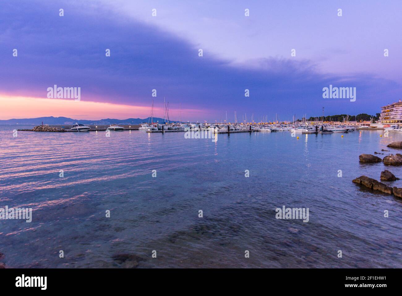 Tramonto in un tranquillo porto di l'Escala, Costa Brava. Foto Stock