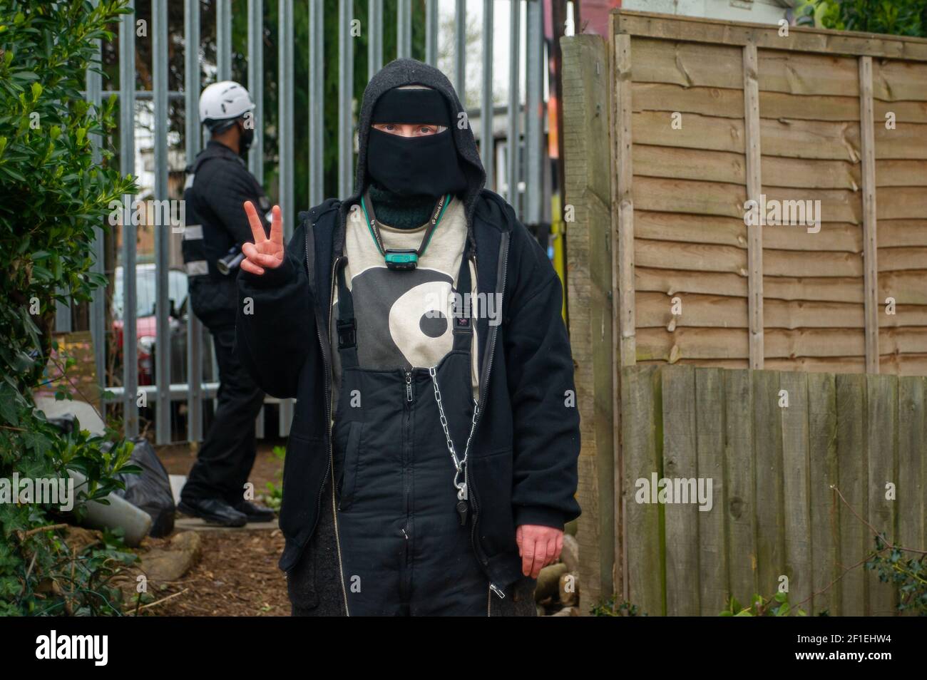 Sipson, Regno Unito. 8 Marzo 2021. Gli agenti dell'Enforcement del National Eviction Team sono arrivati al sito di Grow Heathrow questa mattina e hanno sfracinato circa 15 persone che vi vivono dal 2010. Gli attivisti hanno informato che un funzionario dell'alta Corte non era in loco e che la rete avrebbe violato la direzione pratica del Covid 55C, poiché i residenti anziani e vulnerabili vivevano sul sito. I bailiffs hanno dato ai squadratori nessun preavviso e soltanto due ore affinchè i squadratori rimuovano alcuni dei loro effetti personali. Credit: Maureen McLean/Alamy Live News Foto Stock