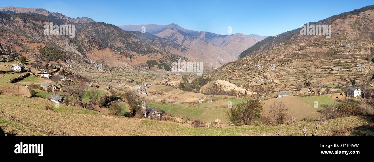 Autunnale vista panoramica dal Nepal occidentale intorno al villaggio di Kolti - Viaggio da Rara a Khaptad Foto Stock