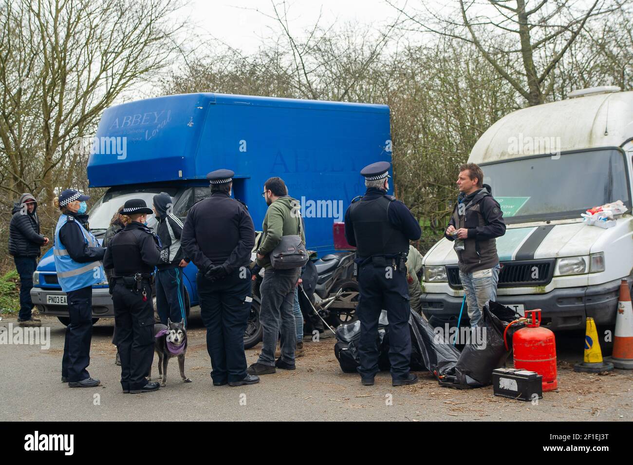 Sipson, Regno Unito. 8 Marzo 2021. Gli agenti dell'Enforcement del National Eviction Team sono arrivati al sito di Grow Heathrow questa mattina e hanno sfracinato circa 15 persone che vi vivono dal 2010. Gli attivisti hanno informato che un funzionario dell'alta Corte non era in loco e che la rete avrebbe violato la direzione pratica del Covid 55C, poiché i residenti anziani e vulnerabili vivevano sul sito. I bailiffs hanno dato ai squadratori nessun preavviso e soltanto due ore affinchè i squadratori rimuovano alcuni dei loro effetti personali. Credit: Maureen McLean/Alamy Live News Foto Stock