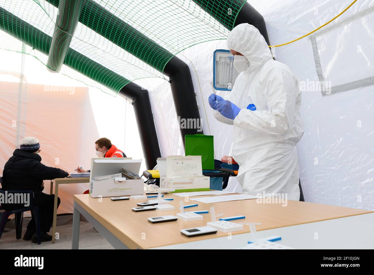 Dresda, Germania. 8 marzo 2021. I dipendenti di Johannitre-Unfall-Hilfe si preparano per l'avvio di un rapido test antigenico per il coronavirus in una tenda sul terreno espositivo. D'ora in poi, i residenti di Dresda possono essere testati gratuitamente una volta alla settimana. Credit: Sebastian Kahnert/dpa-Zentralbild/dpa/Alamy Live News Foto Stock