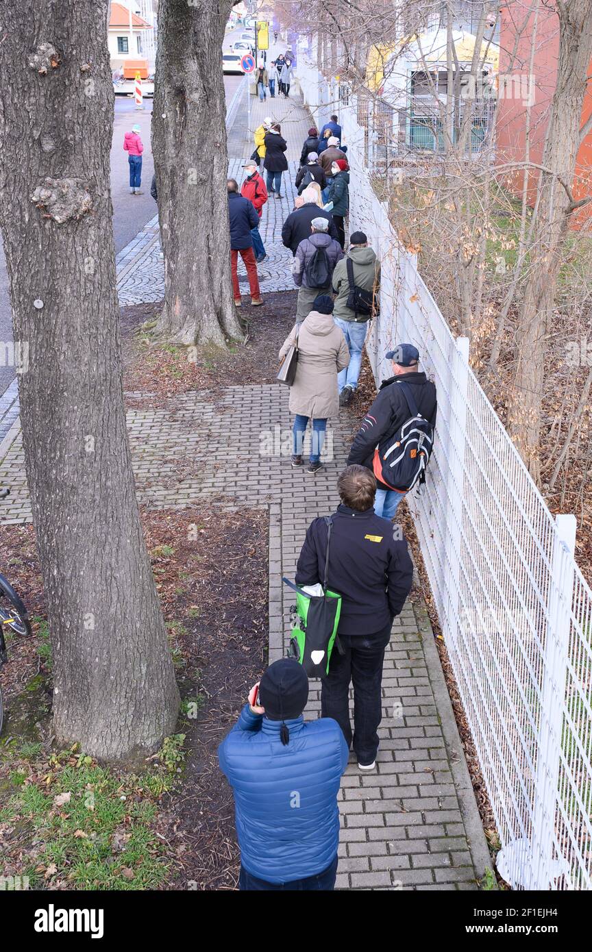 Dresda, Germania. 8 marzo 2021. Passers-by attesa presso il centro espositivo di fronte ad un centro di test per l'avvio di un test rapido dell'antigene per il coronavirus. D'ora in poi, i residenti di Dresda possono essere testati gratuitamente una volta alla settimana. Credit: Sebastian Kahnert/dpa-Zentralbild/dpa/Alamy Live News Foto Stock