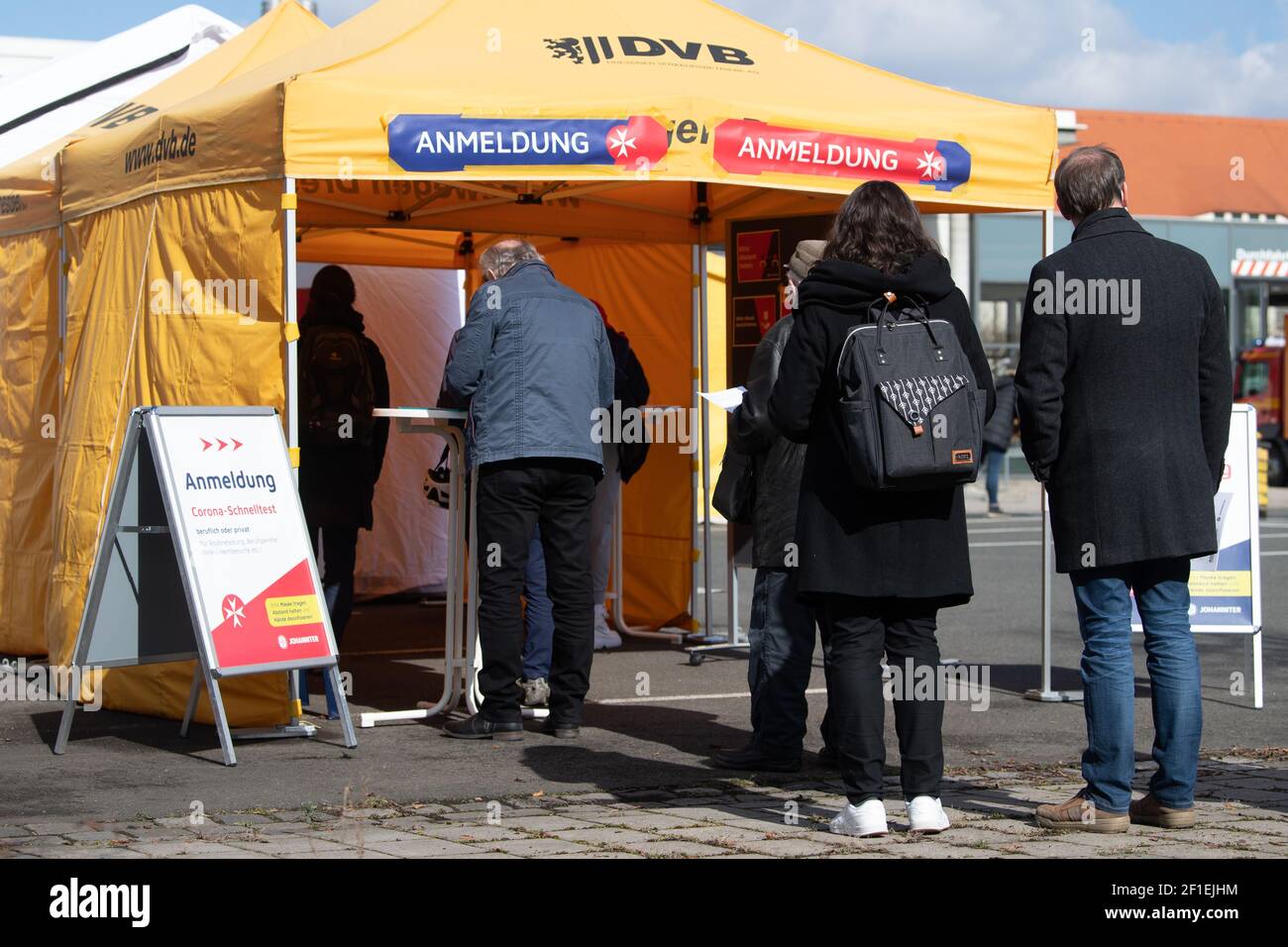Dresda, Germania. 8 marzo 2021. Passers-by attesa presso il centro espositivo di fronte ad un centro di test per l'avvio di un test rapido dell'antigene per il coronavirus. D'ora in poi, i residenti di Dresda possono essere testati gratuitamente una volta alla settimana. Credit: Sebastian Kahnert/dpa-Zentralbild/dpa/Alamy Live News Foto Stock