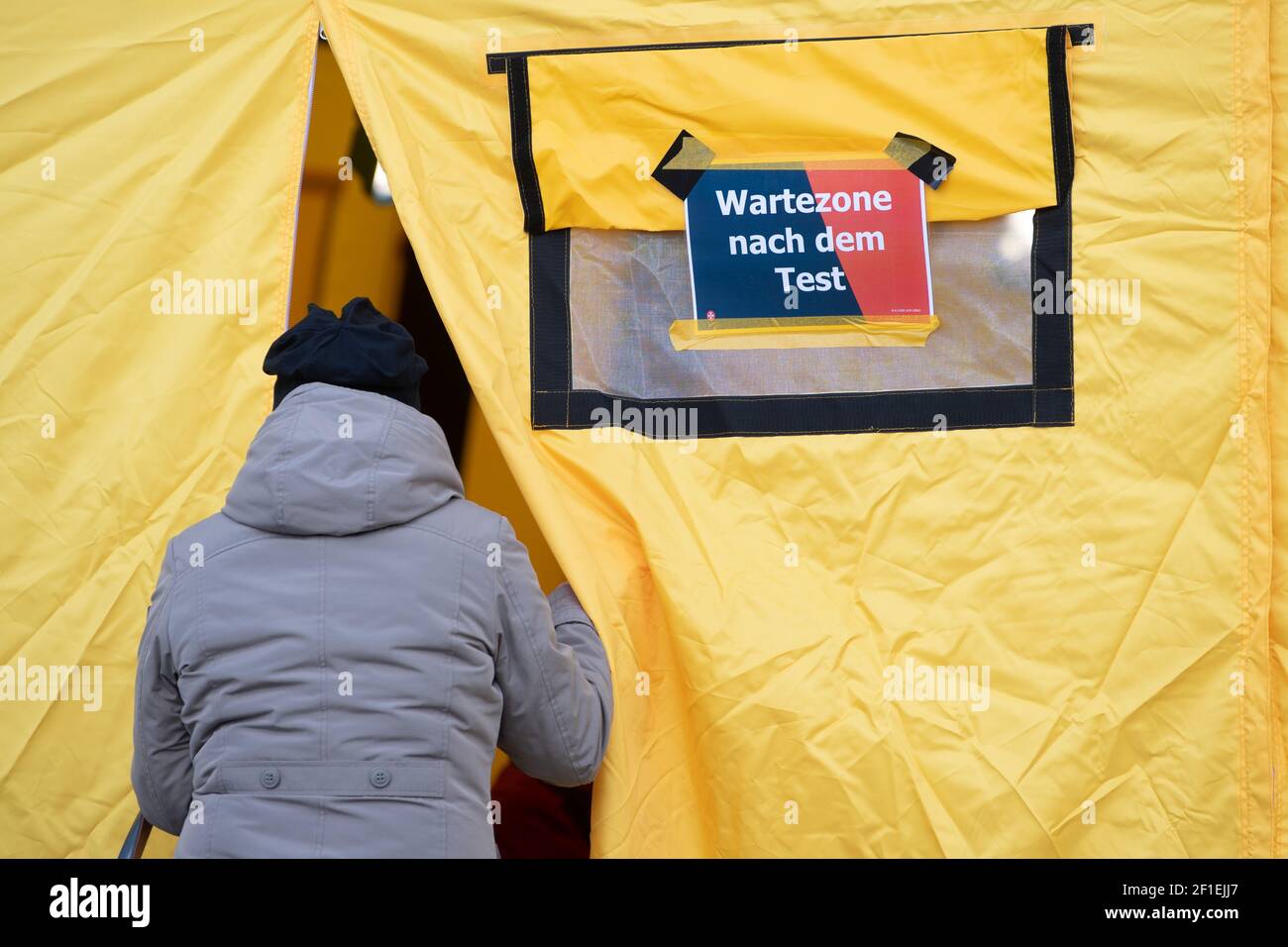 Dresda, Germania. 8 marzo 2021. Dopo un rapido test antigenico per il coronavirus, una donna entra in una tenda sul terreno espositivo per attendere il risultato del test. D'ora in poi, i residenti di Dresda possono essere testati gratuitamente una volta alla settimana. Credit: Sebastian Kahnert/dpa-Zentralbild/dpa/Alamy Live News Foto Stock