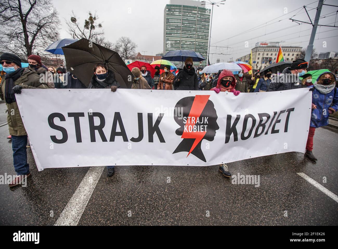 Gdansk, Polonia 7 marzo 2021 a Gdansk si vedono manifestanti con bandiere femministe, pro-Choice e bandiere arcobaleno del movimento LGBT che reggono un gigantesco banner sciopero femminile polacco, Polonia il 7 marzo 2021 il Manifa è un raduno annuale per i diritti delle donne e delle femministe per celebrare la Giornata internazionale della donna, una giornata globale che celebra le conquiste sociali, economiche, culturali e politiche delle donne. I manifestanti chiedono i diritti delle donne, il rispetto e la libera scelta dell’aborto. Credit: Vadim Pacajev/Alamy Live News Foto Stock