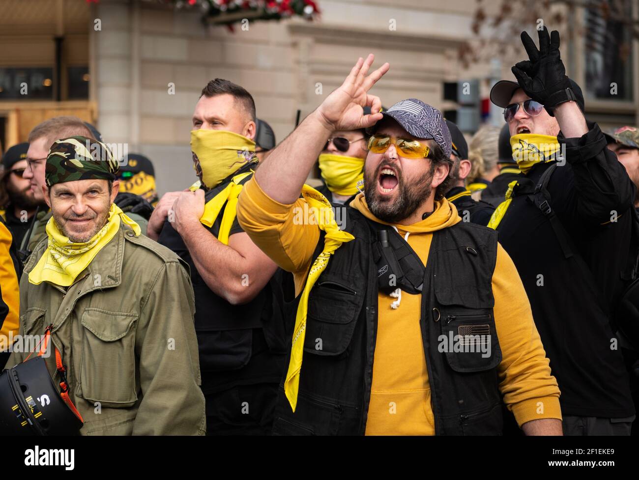 Il gruppo estremista di estrema destra The Proud Boys partecipa al rally "Stop the Steal" il 12 dicembre 2020 a Washington, DC. Foto Stock