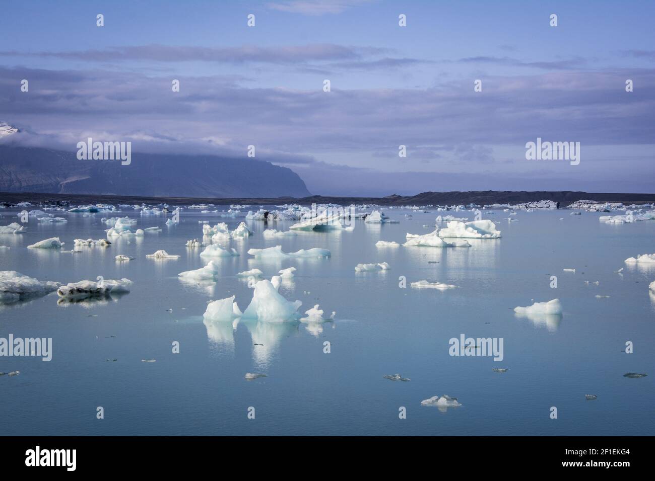 Ghiaccio bianco e blu all'islandese Jokulsarlon. Islanda Foto Stock