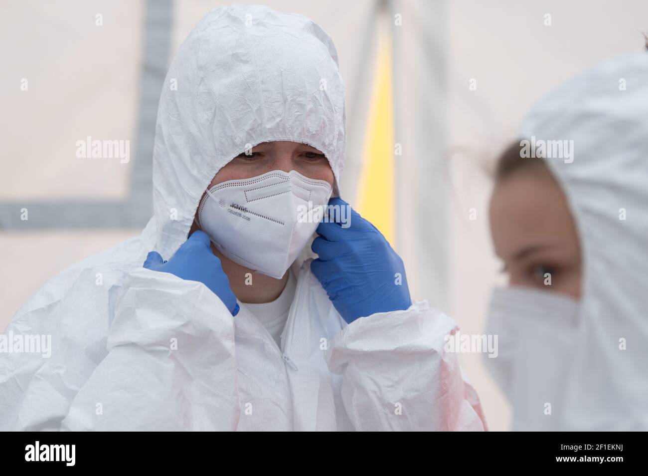 Dresda, Germania. 8 marzo 2021. I dipendenti di Johannitre-Unfall-Hilfe si preparano per l'avvio di un rapido test antigenico per il coronavirus in una tenda sul terreno espositivo. D'ora in poi, i residenti di Dresda possono essere testati gratuitamente una volta alla settimana. Credit: Sebastian Kahnert/dpa-Zentralbild/dpa/Alamy Live News Foto Stock